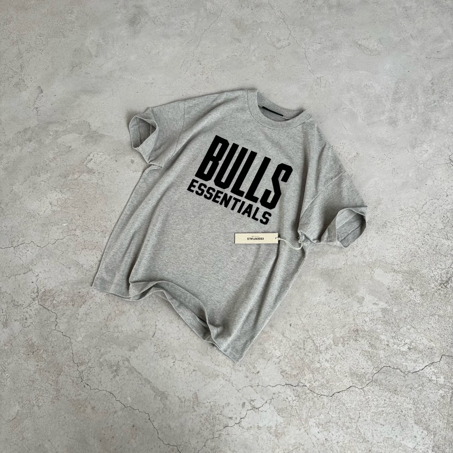 FOG-0641
原版开版 高版本 定制美丽绒高端烫画(区分市面滴胶丶硅胶) 保持原版一致 注意区分采用32支双纱不食毛纯棉面料 成本极高 区分市面所有食毛版本 光是定织这个面料价格就完全不是一个档次了! 廓形的版型让整件衣服的面料耗损非常 不管是微领口还是袖口全部按照原版开发 极致输出 面料版型无差别版本 新增耀石黑和深雾霾都是定织订染 原版对色! OVERSZIZE: S M L XL 颜色:深雾灰 陨石黑 款号:FOG-0643#P78