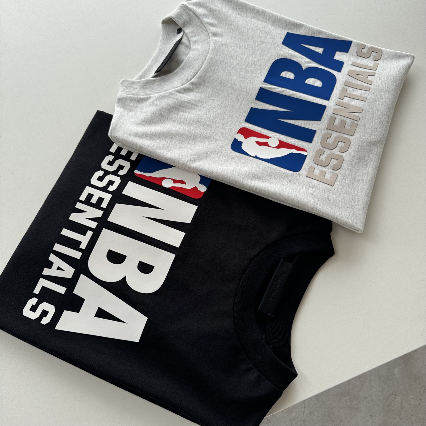 FOG-0640
原版开版 高版本 定制美丽绒高端烫画(区分市面滴胶丶硅胶) 保持原版一致 注意区分采用32支双纱不食毛纯棉面料 成本极高 区分市面所有食毛版本 光是定织这个面料价格就完全不是一个档次了! 廓形的版型让整件衣服的面料耗损非常 不管是微领口还是袖口全部按照原版开发 极致输出 面料版型无差别版本 新增耀石黑和深雾霾都是定织订染 原版对色! OVERSZIZE: S M L XL 颜色:浅雾灰 陨石黑 款号:FOG-0640#P80