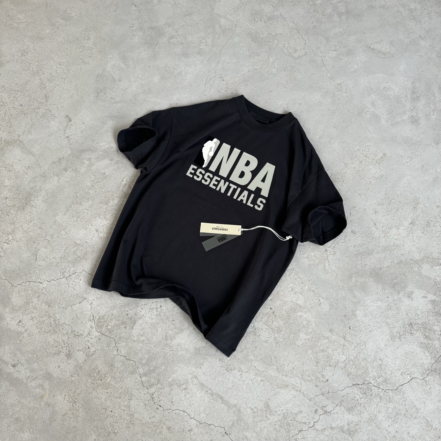 FOG-0659
原版开版 高版本 定制美丽绒高端烫画(区分市面滴胶丶硅胶) 保持原版一致 注意区分采用32支双纱不食毛纯棉面料 成本极高 区分市面所有食毛版本 光是定织这个面料价格就完全不是一个档次了! 廓形的版型让整件衣服的面料耗损非常 不管是微领口还是袖口全部按照原版开发 极致输出 面料版型无差别版本 新增耀石黑和深雾霾都是定织订染 原版对色! OVERSZIZE: S M L XL 颜色:暖灰0657 黑色0659 款号:FOG-0659#P80