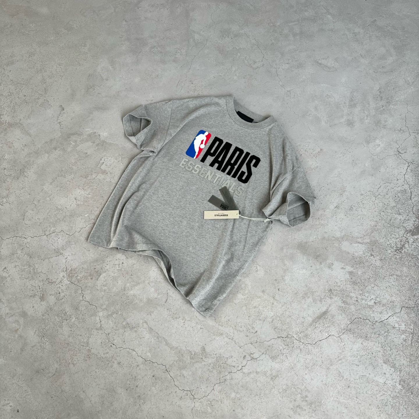 FOG-0639
原版开版 高版本 定制美丽绒高端烫画(区分市面滴胶丶硅胶) 保持原版一致 注意区分采用32支双纱不食毛纯棉面料 成本极高 区分市面所有食毛版本 光是定织这个面料价格就完全不是一个档次了! 廓形的版型让整件衣服的面料耗损非常 不管是微领口还是袖口全部按照原版开发 极致输出 面料版型无差别版本 新增耀石黑和深雾霾都是定织订染 原版对色! OVERSZIZE: S M L XL 颜色:暖灰色 款号:FOG-0639#P80