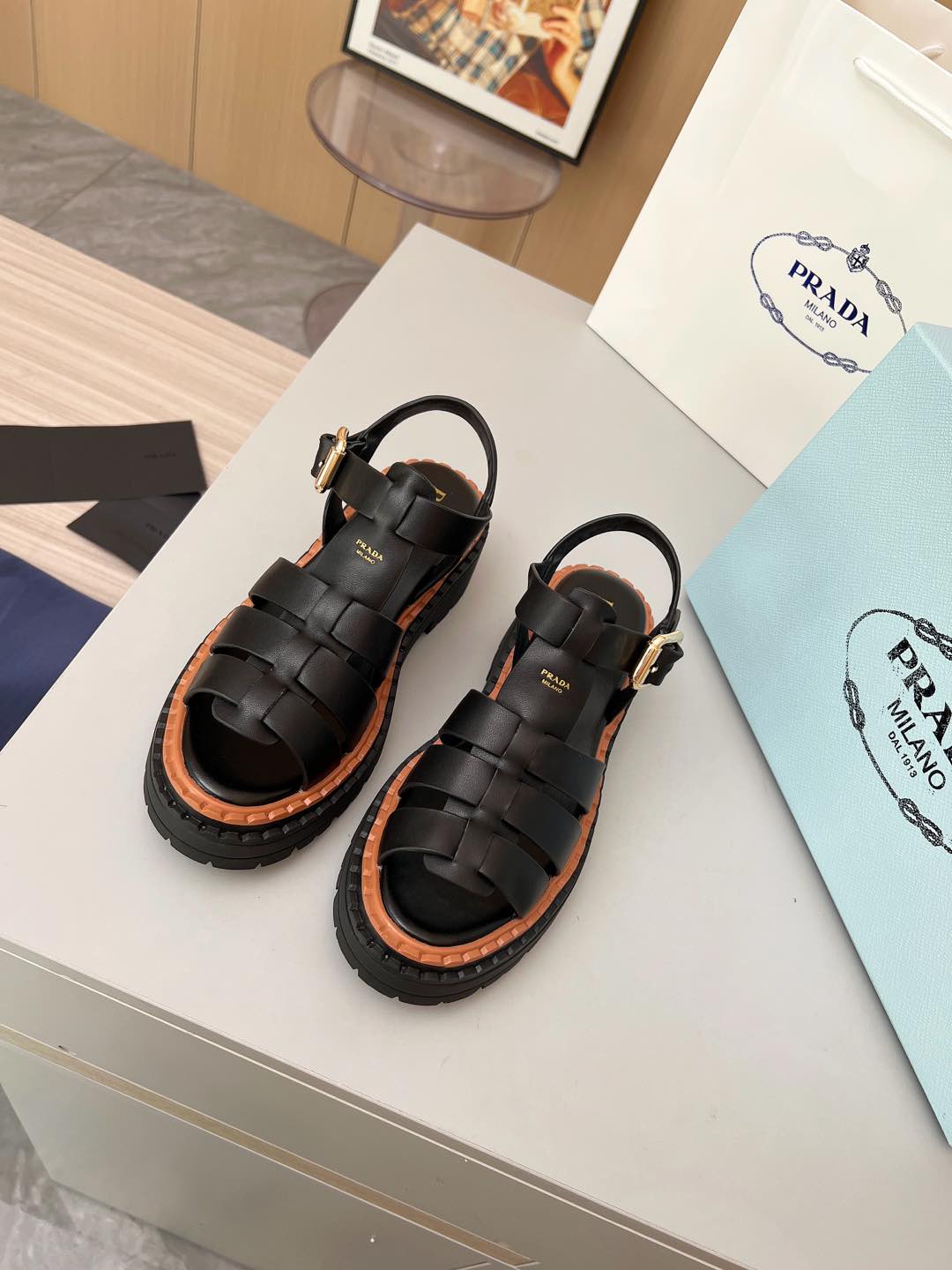 NO:406218,PRADA/Prada 25ss Spring and Summer New Sandals Simple design is probably its favorite point. It is not the kind that is a big street. It has its own brand personality. The fabric is calfskin. The inner footbed mixed-bred sheepskin. Heel height is 4.5cm. Size#35-41 (35 41 customized for non-return and exchange), sandals, prada, prada, sandals, cowhide, sheepskin.19860909PRADA/普拉达 25ss 春夏新款 凉鞋 简单的设计大概就是它最让人喜欢的点 不是烂大街的那种 很有自己的品牌个性 面料采用小牛皮 内里垫脚混种羊皮 跟高4.5cm Size#35-41（35 41订做不退换）,凉鞋,prada,prada,sandals,cowhide,sheepskin,Women's Shoes