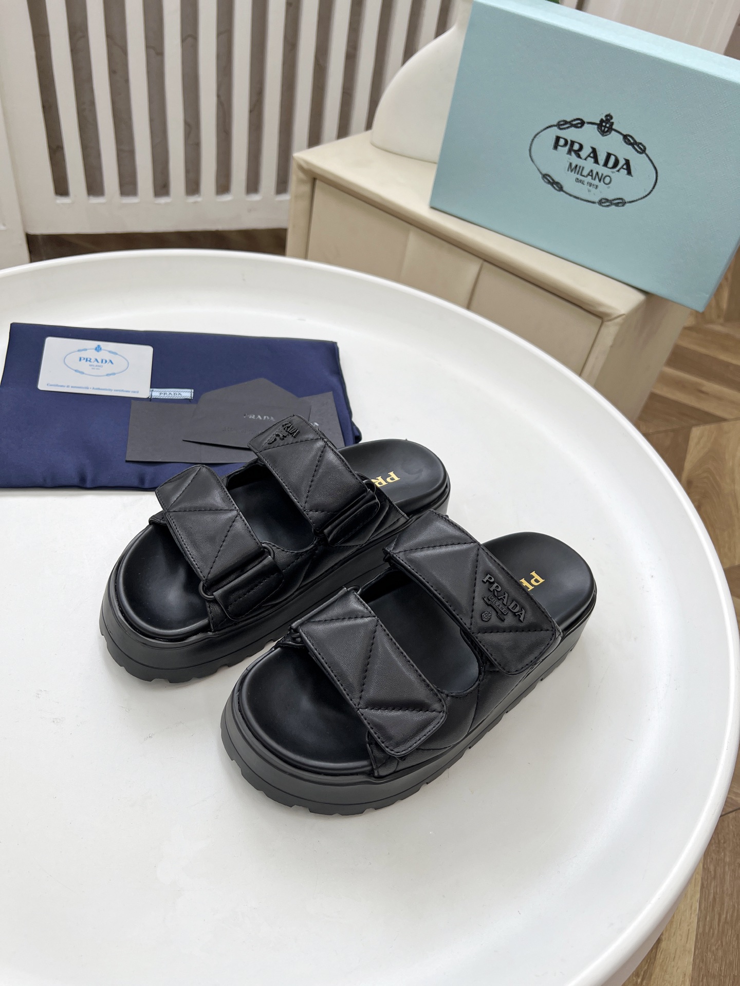 NO:258638,Prada/Prada 25ss summer new couple's beach thick-soled Birkenstock sandals This shoe style is really a classic design that will not be outdated and conforms to the current concept of pursuing comfort and health. It is regarded as an important choice for slippers for daily streets by many domestic and foreign celebrities and fashion experts. The upper imported super soft sheepskin imported in the inner sheepskin hardware original mold split hardware, the sole is ultra-light wear-resistant and non-slip foamed sole. Size 35~40 (40 customized, no return or exchange), slippers, prada, prada, sandals, slippers, sheepskin19860909Prada/普拉达25ss夏季新款情侣款沙滩厚底勃肯凉鞋 这个鞋型真的属于经典不会过时的设计而且符合当下大家这种追求舒适,健康的穿着理念,被很多国内外的明星,时尚达人当作日常出街拖鞋的重要选择 鞋面进口超软羊皮 内里进口羊皮 五金原版开模分体五金 大底超轻耐磨防滑发泡鞋底 码数35～40（40订做不退换）,拖鞋,prada,prada,sandals,slippers,sheepskin,Women's Shoes
