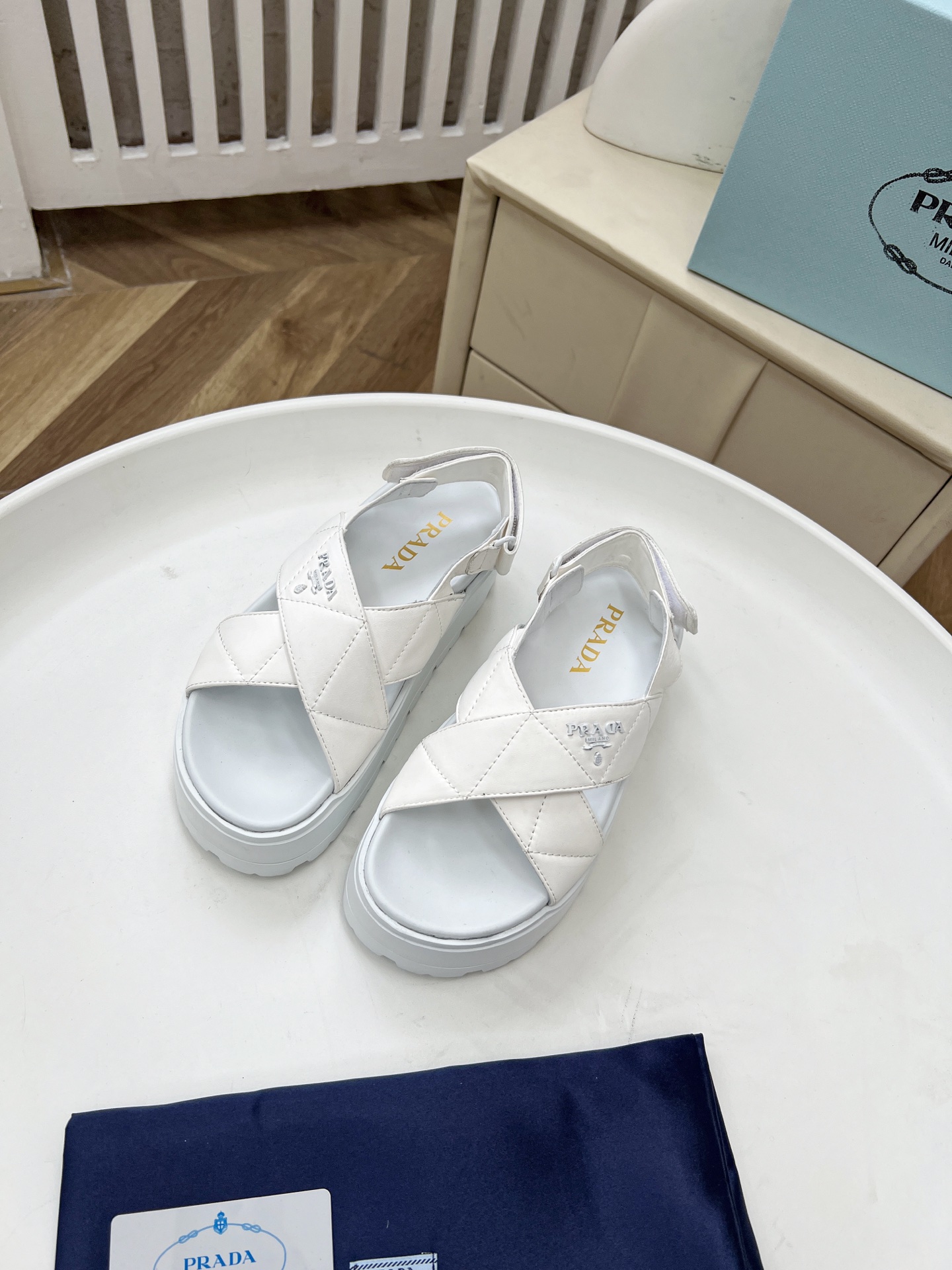 NO:258641,Prada/Prada 25ss summer new couple's beach thick-soled Birkenstock sandals This shoe style is really a classic design that will not be outdated and conforms to the current concept of pursuing comfort and health. It is regarded as an important choice for slippers for daily streets by many domestic and foreign celebrities and fashion experts. The upper imported super soft sheepskin imported in the inner sheepskin. The hardware original mold-split hardware. The sole is super light wear-resistant and non-slip foamed sole. The size is 35~40 (40 custom made without return or exchange), sandals, prada, prada, sandals, slippers, sheepskin19860909Prada/普拉达25ss夏季新款情侣款沙滩厚底勃肯凉鞋 这个鞋型真的属于经典不会过时的设计而且符合当下大家这种追求舒适,健康的穿着理念,被很多国内外的明星,时尚达人当作日常出街拖鞋的重要选择 鞋面进口超软羊皮 内里进口羊皮 五金原版开模分体五金 大底超轻耐磨防滑发泡鞋底 码数35～40（40订做不退换）,凉鞋,prada,prada,sandals,slippers,sheepskin,Women's Shoes