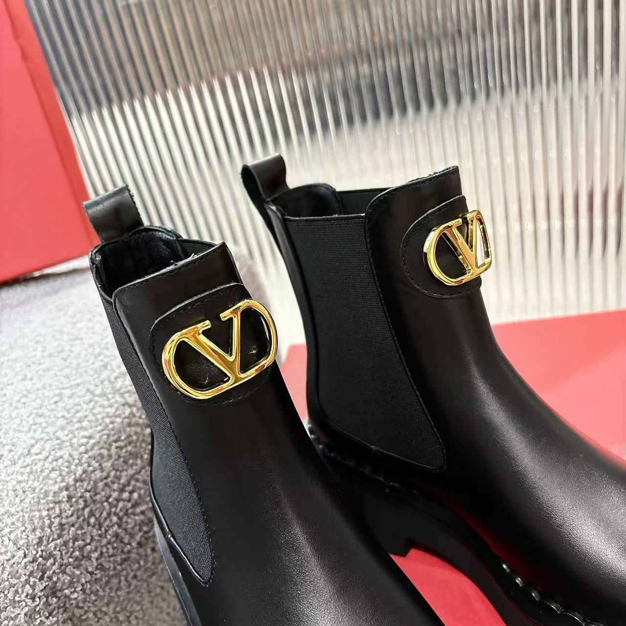 “2025 Valentino V-Based Impulsive Nail Metal Short Boots: Luxurious, detailed, original cow skin, $720.” - 图片 7