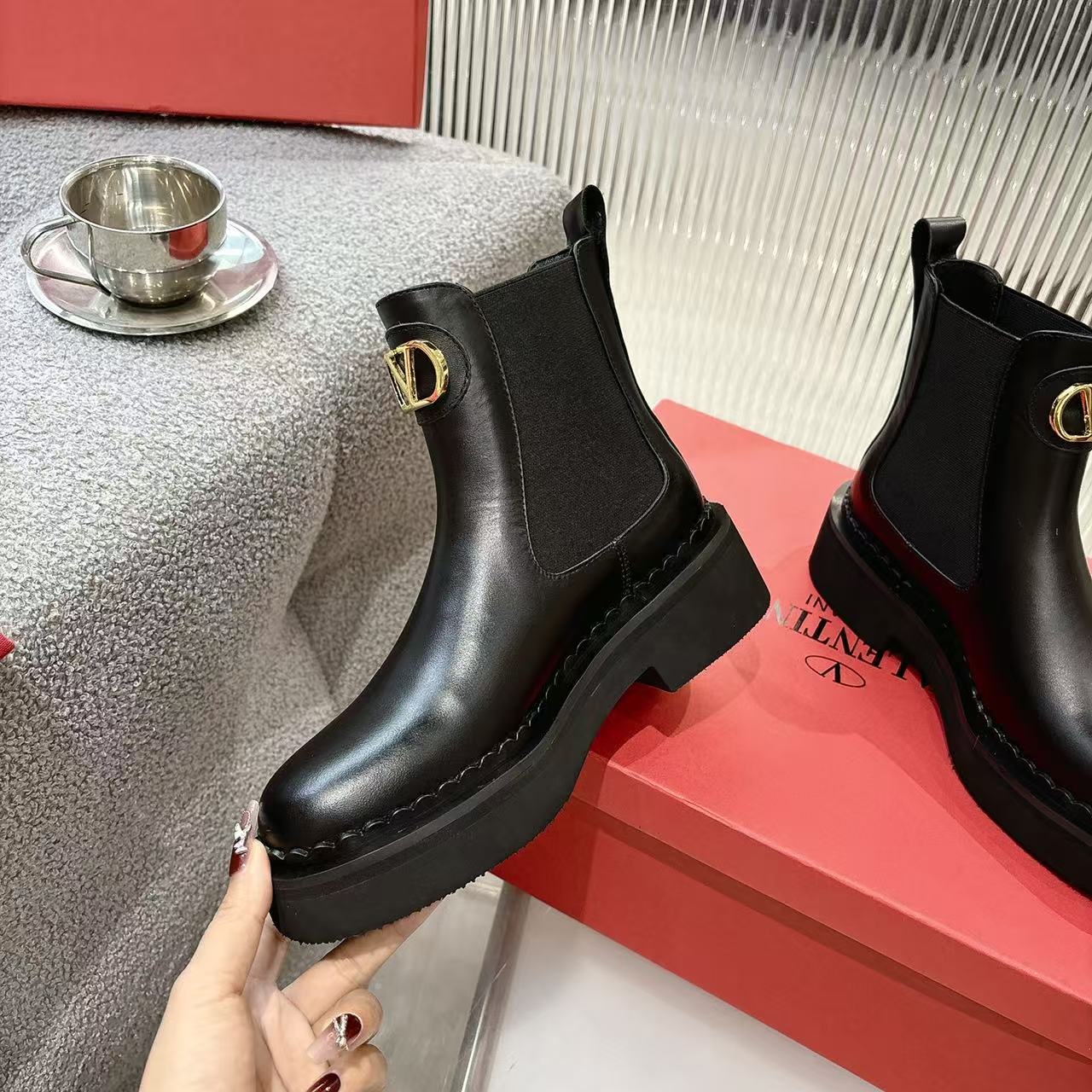 “2025 Valentino V-Based Impulsive Nail Metal Short Boots: Luxurious, detailed, original cow skin, $720.” - 图片 4