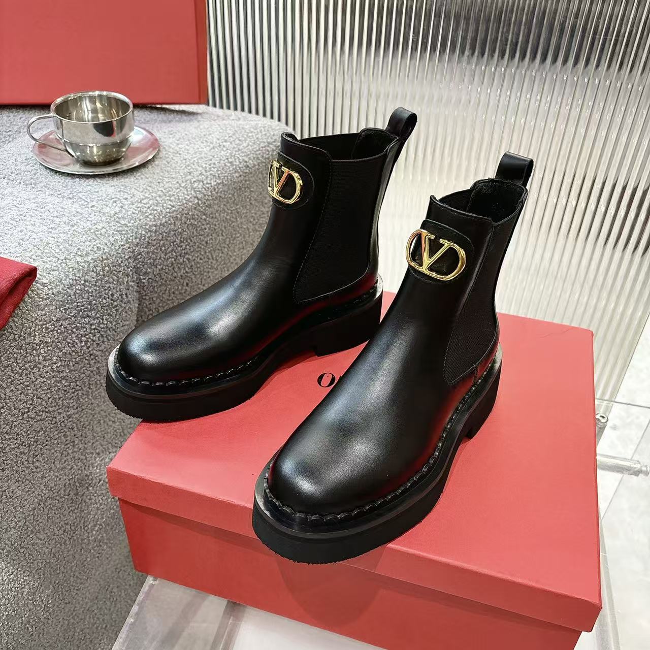 “2025 Valentino V-Based Impulsive Nail Metal Short Boots: Luxurious, detailed, original cow skin, $720.” - 图片 2