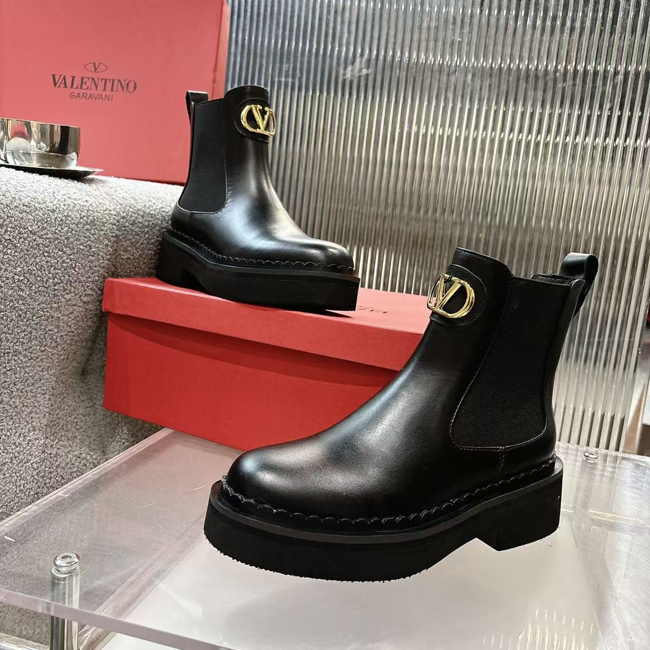 “2025 Valentino V-Based Impulsive Nail Metal Short Boots: Luxurious, detailed, original cow skin, $720.” - 图片 6
