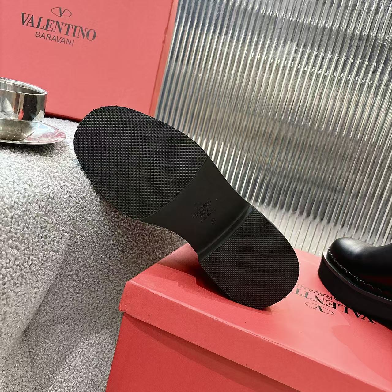 “2025 Valentino V-Based Impulsive Nail Metal Short Boots: Luxurious, detailed, original cow skin, $720.” - 图片 9