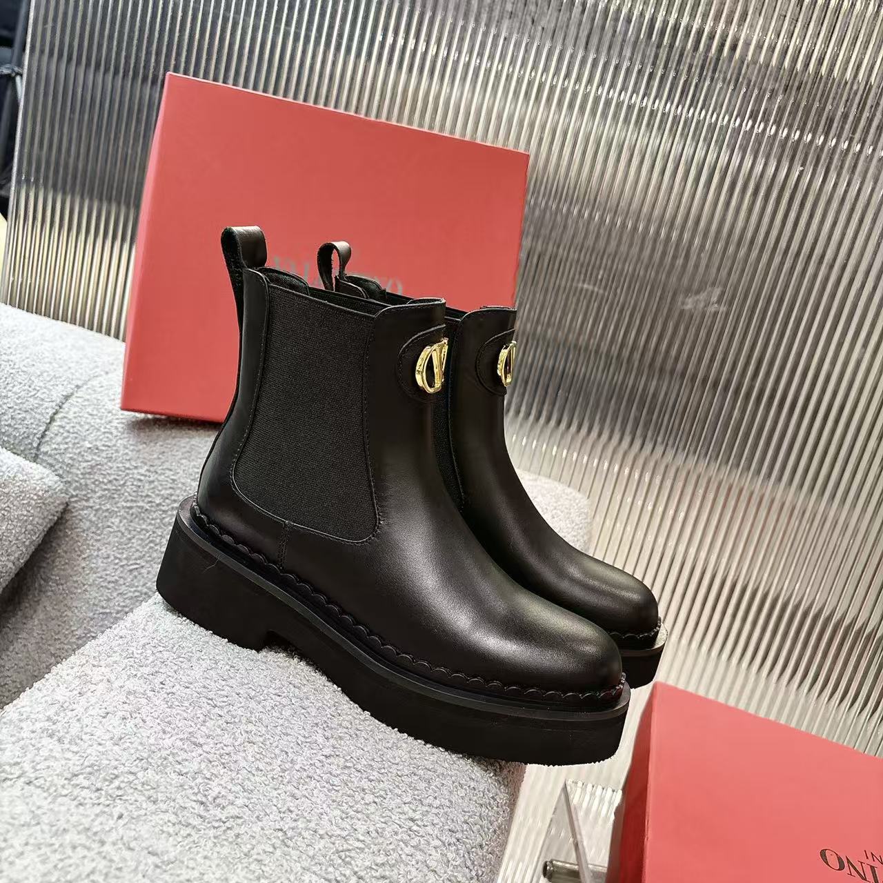 “2025 Valentino V-Based Impulsive Nail Metal Short Boots: Luxurious, detailed, original cow skin, $720.” - 图片 3