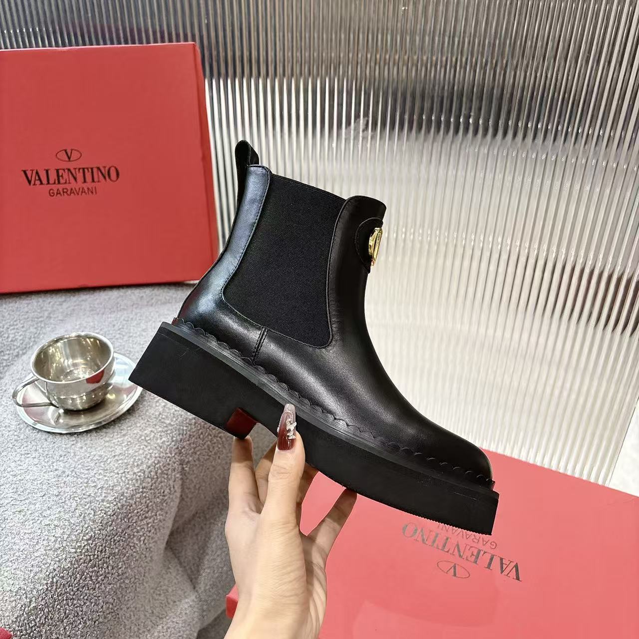 “2025 Valentino V-Based Impulsive Nail Metal Short Boots: Luxurious, detailed, original cow skin, $720.” - 图片 5