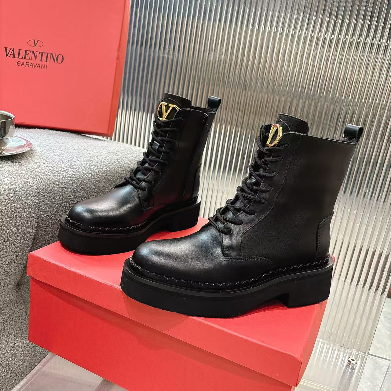 “2025 Valentino V-Based Impulsive Nail Metal Short Boots: Luxurious, Perfect Details for Spring, Summer, and Autumn” - 图片 1