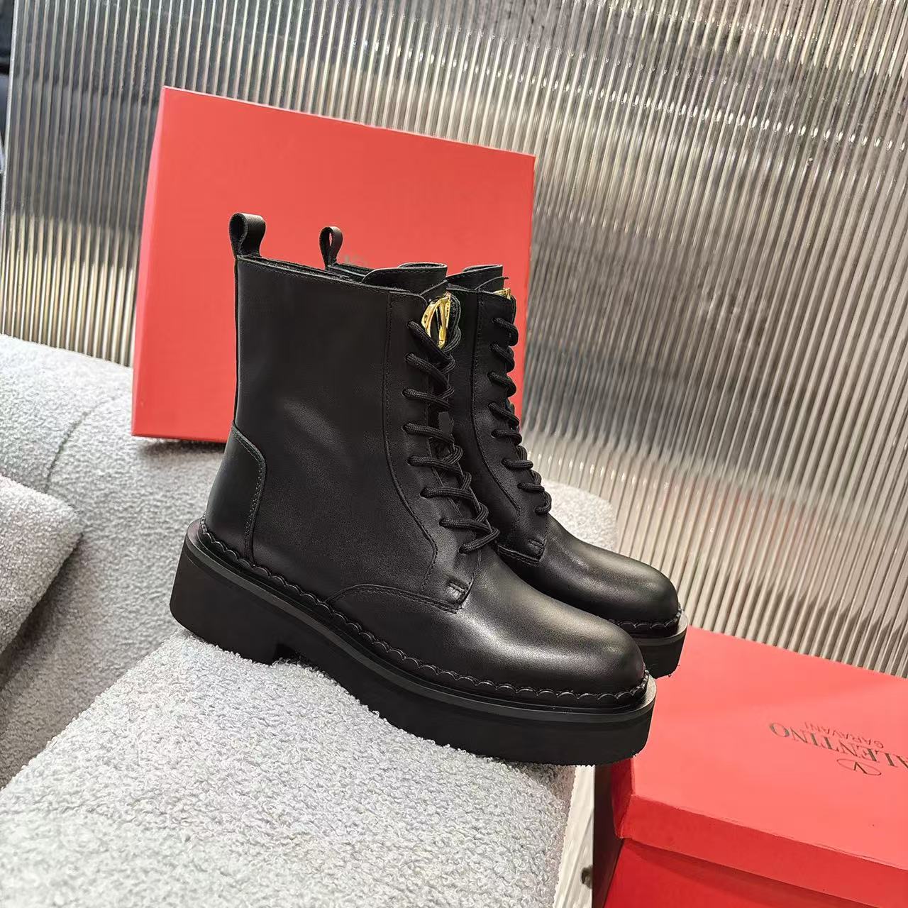 “2025 Valentino V-Based Impulsive Nail Metal Short Boots: Luxurious, Perfect Details for Spring, Summer, and Autumn” - 图片 3