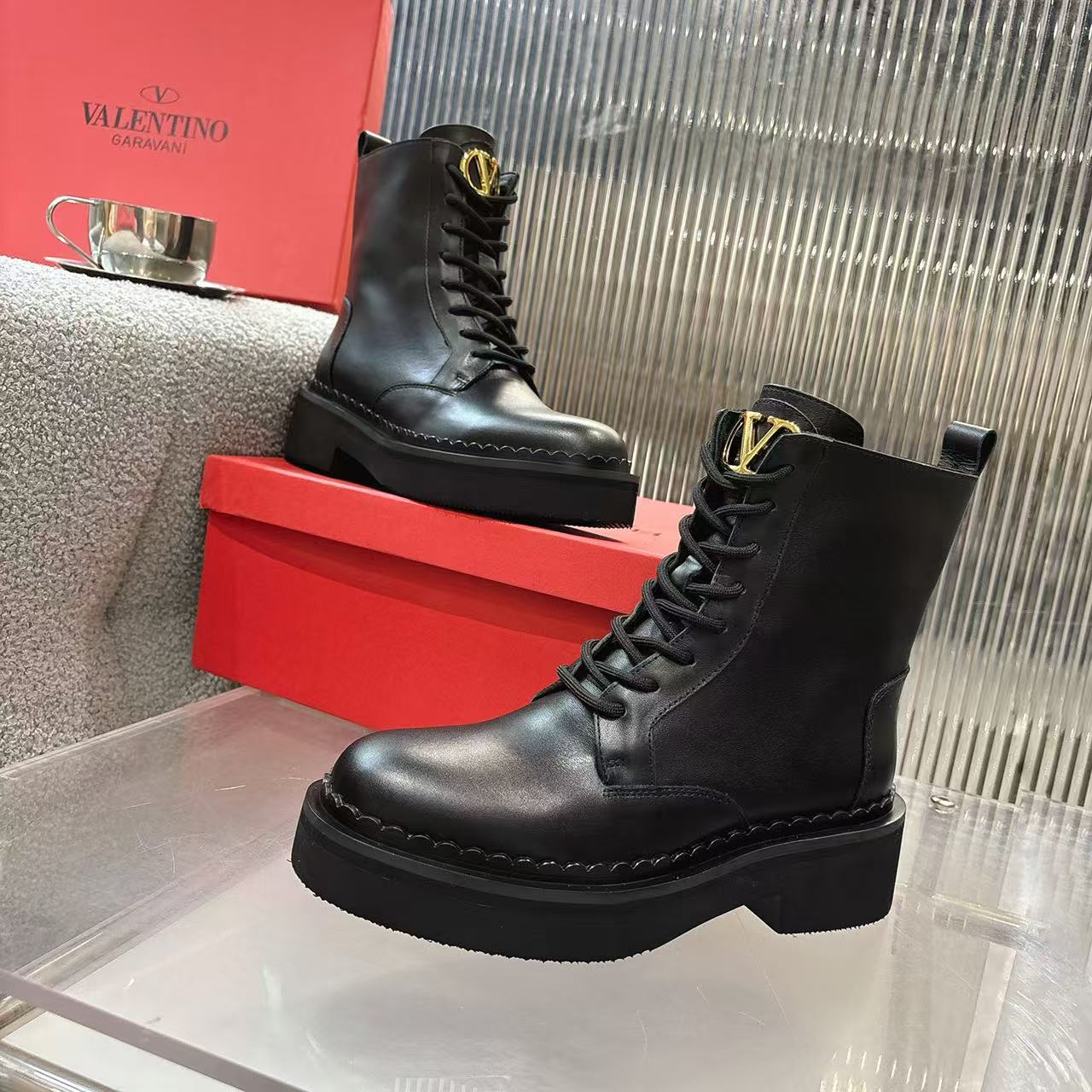 “2025 Valentino V-Based Impulsive Nail Metal Short Boots: Luxurious, Perfect Details for Spring, Summer, and Autumn” - 图片 6
