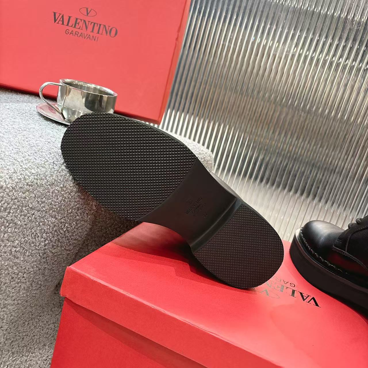 “2025 Valentino V-Based Impulsive Nail Metal Short Boots: Luxurious, Perfect Details for Spring, Summer, and Autumn” - 图片 9