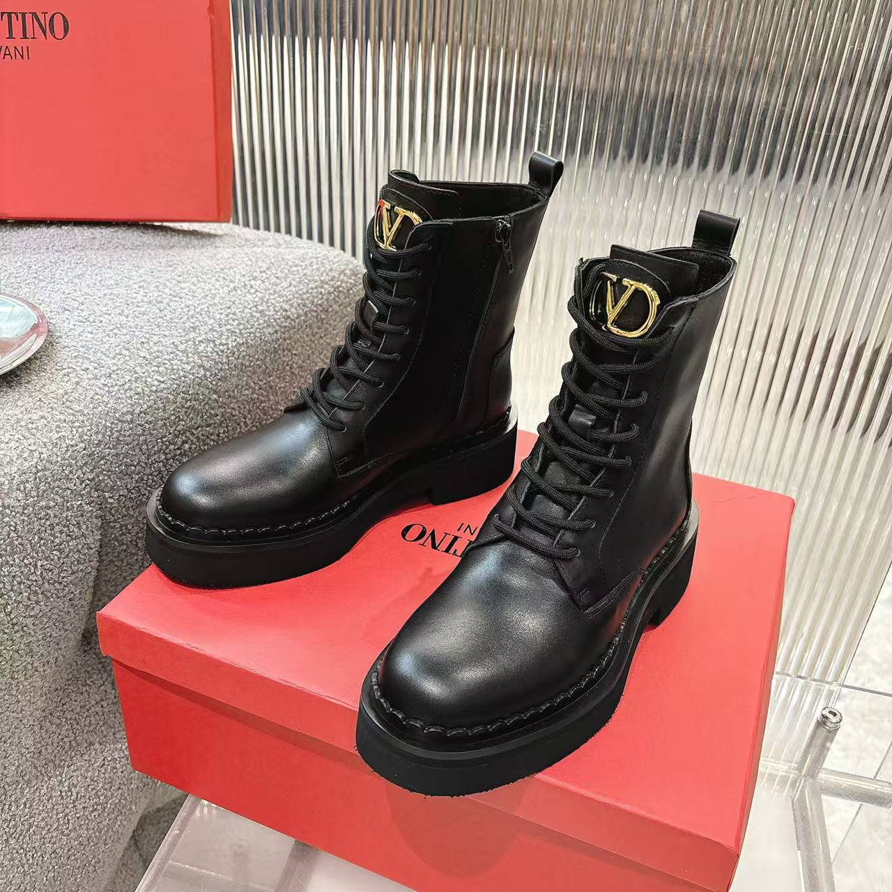 “2025 Valentino V-Based Impulsive Nail Metal Short Boots: Luxurious, Perfect Details for Spring, Summer, and Autumn” - 图片 2