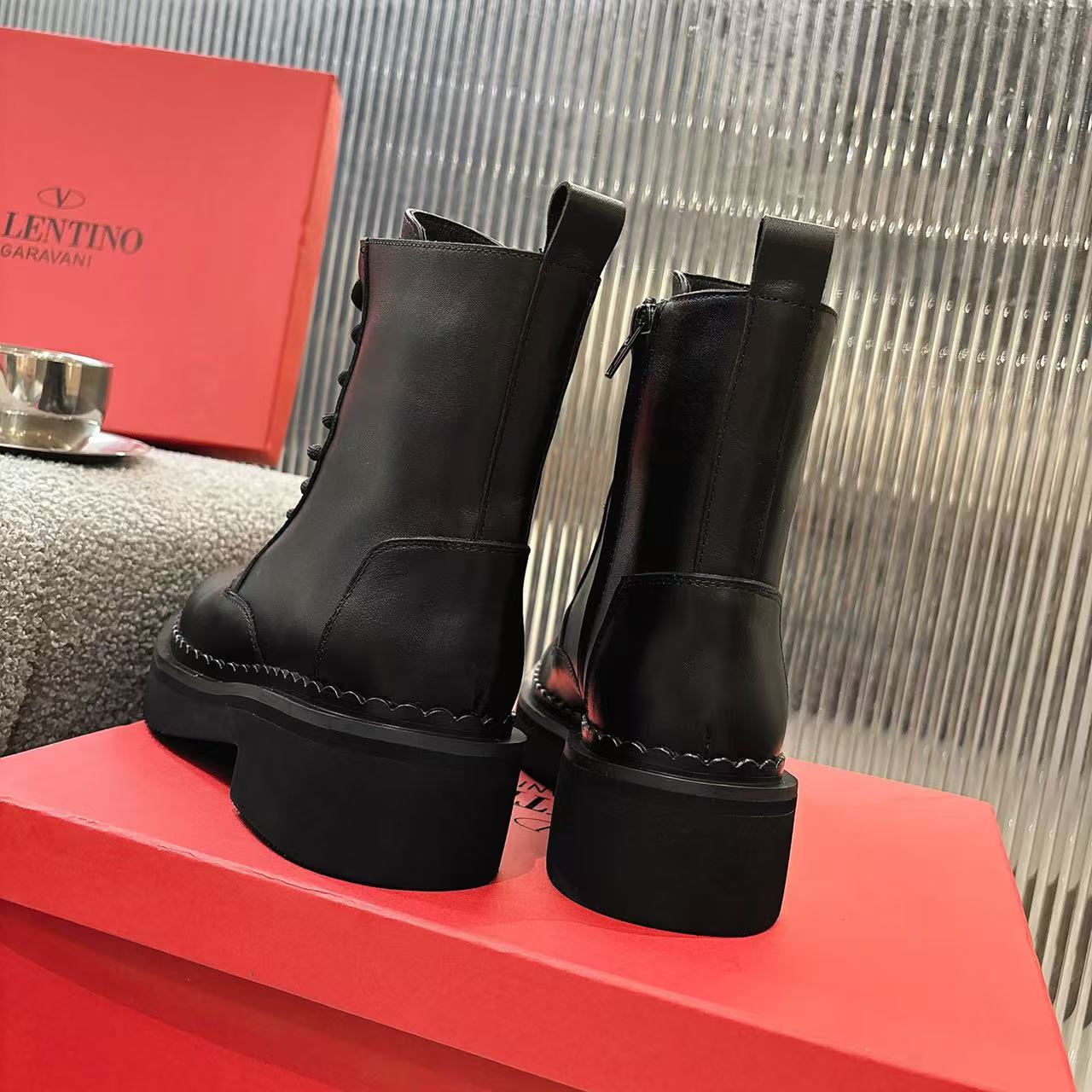“2025 Valentino V-Based Impulsive Nail Metal Short Boots: Luxurious, Perfect Details for Spring, Summer, and Autumn” - 图片 8