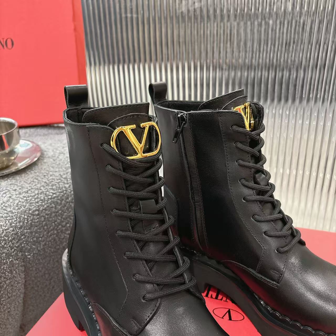 “2025 Valentino V-Based Impulsive Nail Metal Short Boots: Luxurious, Perfect Details for Spring, Summer, and Autumn” - 图片 7