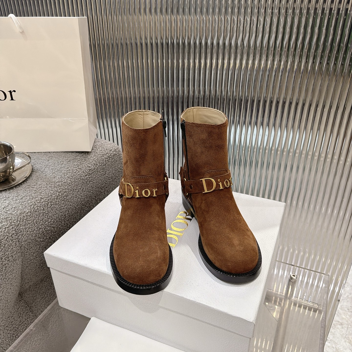 NO:901802,Dior 26 new autumn and winter letter tube boots. Dior Dior boots, I am obsessed with this pair of boots this winter. This year’s C-position boots must be these Dior letter boots!  The upper foot has a high luxury aura, and the elastic stocking perfectly wraps the calf, making the leg shape straight and long, and even a small person can easily control it~ Whether it is for daily outings, dating or commuting, it can make the style high-end and fashionable in one second. The classic black is versatile and not picky. The high satin leather boot can be folded close to the calf. The lining is made of pure sheepskin. Original rubber non-slip outsole. Unique. Full of details. Fine workmanship. Worth owning. Equipped with original packaging at the counter.  SIZE35--40 (41 can be customized), boots, dior, dior, boots, sheepskin19860909Dior 26秋冬新品字母筒靴. Dior迪奥靴,这个冬天我被这双靴子锁死了 今年的C位战靴,必须是这双Dior字母靴！ 上脚自带高奢气场,弹力袜筒完美包裹小腿,把腿型修饰得又直又长,小个子也能轻松驾驭～ 不管是日常出街、约会还是通勤,都能一秒让造型变得高级又时髦 经典黑色百搭不挑人 高丝光皮面靴筒随意折叠紧贴小腿.内里垫脚全羊皮. 原版橡胶防滑大底. 别出心裁.细节满满.做工精细.值得拥有 配置专柜原版包装. SIZE35--40（41可订做）,靴子,dior,dior,boots,sheepskin,Women's Shoes
