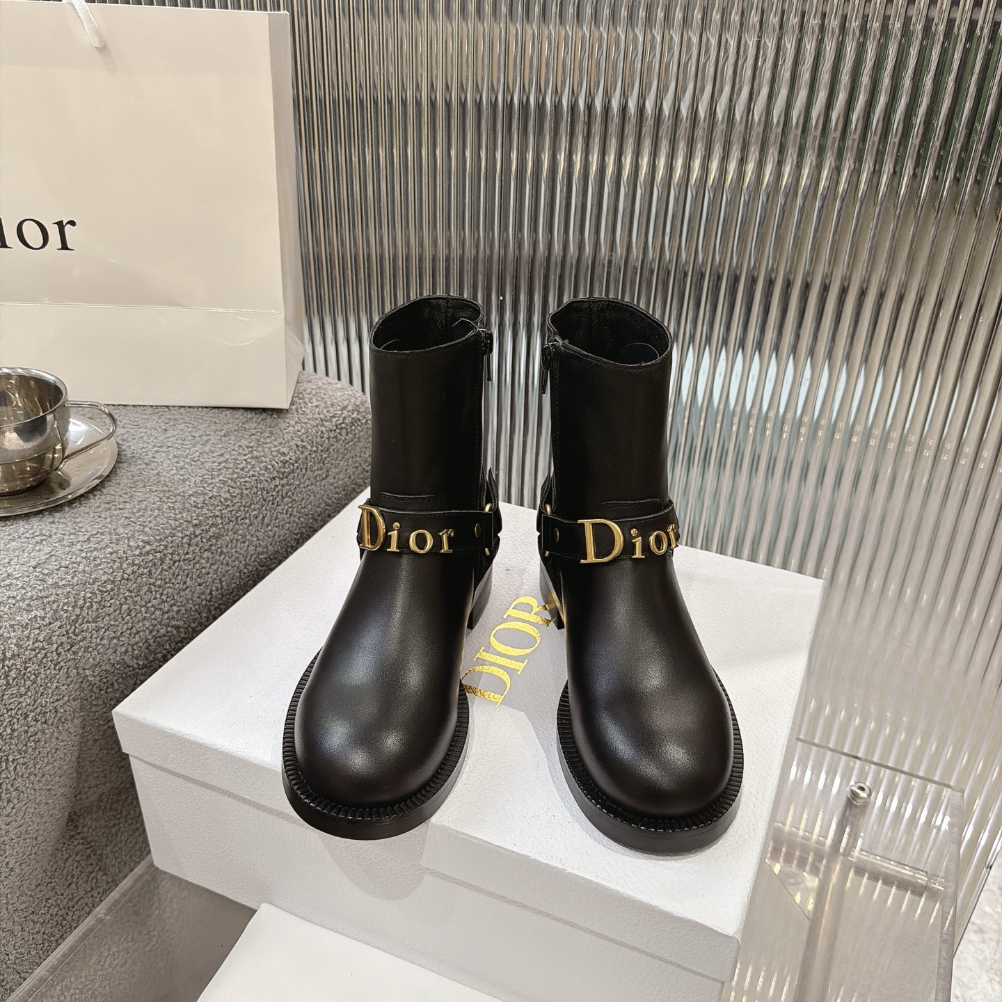 NO:901809,Dior 26 new autumn and winter letter tube boots. Dior Dior boots, I am obsessed with this pair of boots this winter. This year’s C-position boots must be these Dior letter boots!  The upper foot has a high-end luxury aura, which makes the legs straight and long, and even a small person can easily control it~ Whether it is for daily outings, dating or commuting, it can make the style high-end and fashionable in one second. The classic black is versatile and not picky. The imported cowhide leather boot shaft can be folded close to the calf. The inner foot pad is made of sheepskin. Original rubber non-slip outsole. Unique. Full of details. Fine workmanship. Worth owning. Equipped with original packaging at the counter.  SIZE35--40 (41 can be customized), boots, dior, dior, boots, cowhide, sheepskin19860909Dior 26秋冬新品字母筒靴. Dior迪奥靴,这个冬天我被这双靴子锁死了 今年的C位战靴,必须是这双Dior字母靴！ 上脚自带高奢气场,把腿型修饰得又直又长,小个子也能轻松驾驭～ 不管是日常出街、约会还是通勤,都能一秒让造型变得高级又时髦 经典黑色百搭不挑人 进口牛皮面靴筒随意折叠紧贴小腿.内里垫脚全羊皮. 原版橡胶防滑大底. 别出心裁.细节满满.做工精细.值得拥有 配置专柜原版包装. SIZE35--40（41可订做）,靴子,dior,dior,boots,cowhide,sheepskin,Women's Shoes