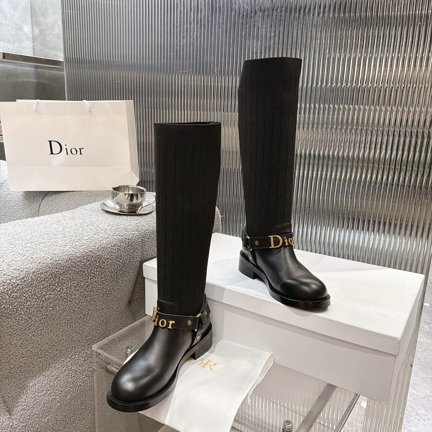 NO:901815,Dior 26 new autumn and winter metal letter sock boots. Dior Dior sock boots, I am obsessed with these boots this winter. This year's C-position boots must be these Dior letter sock boots!  The upper feet have a high-end luxury aura, and the elastic stockings perfectly wrap the calves, making the legs straight and long, and even small people can easily control them ~ Whether it is daily outings, dating or commuting, the style can be made high-end and fashionable in one second. The classic black is versatile and not picky. The calfskin surface and the fly knitted boots can be folded close to the calves. The lining is sheepskin. Original rubber non-slip outsole. Unique. Full of details. Fine workmanship. Worth owning.  Equipped with original packaging at the counter. SIZE35--40 (41 can be customized), boots, dior, dior, boots, cowhide, sheepskin19860909Dior 26秋冬新品金属字母袜筒靴. Dior迪奥袜靴,这个冬天我被这双靴子锁死了 今年的C位战靴,必须是这双Dior字母袜靴！ 上脚自带高奢气场,弹力袜筒完美包裹小腿,把腿型修饰得又直又长,小个子也能轻松驾驭～ 不管是日常出街、约会还是通勤,都能一秒让造型变得高级又时髦 经典黑色百搭不挑人 小牛皮面搭配飞织靴筒随意折叠紧贴小腿.内里垫脚羊皮. 原版橡胶防滑大底. 别出心裁.细节满满.做工精细.值得拥有 配置专柜原版包装. SIZE35--40（41可订做）,靴子,dior,dior,boots,cowhide,sheepskin,Women's Shoes
