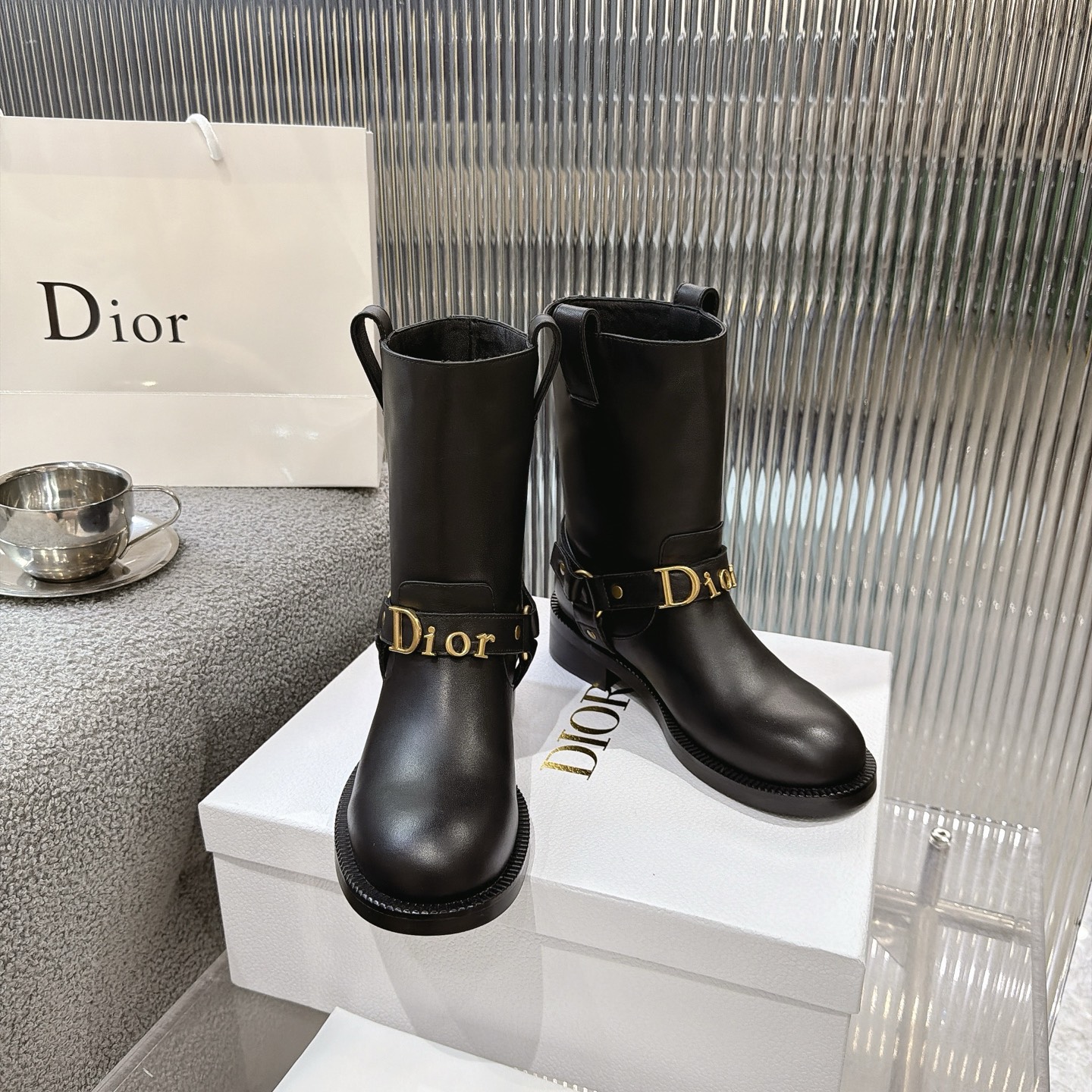 NO:901822,Dior 26 new autumn and winter metal letter tube boots. Dior Dior tube boots, I am obsessed with these boots this winter. This year's C-position boots must be these Dior letter boots!  The upper foot has a high-end luxury aura, which makes the legs straight and long, and even a small person can easily control it~ Whether it is for daily outings, dating or commuting, it can make the style high-end and fashionable in one second. The classic black color is versatile and not picky. Imported cowhide leather surface, padding sheepskin inside. Original rubber non-slip outsole. Unique. Full of details. Fine workmanship. Worth owning. Equipped with original packaging at the counter.  SIZE35--40 (41 can be customized), boots, dior, dior, boots, cowhide, sheepskin19860909Dior 26秋冬新品金属字母筒靴. Dior迪奥筒靴,这个冬天我被这双靴子锁死了 今年的C位战靴,必须是这双Dior字母靴！ 上脚自带高奢气场,把腿型修饰得又直又长,小个子也能轻松驾驭～ 不管是日常出街、约会还是通勤,都能一秒让造型变得高级又时髦 经典黑色百搭不挑人 进口牛皮面,内里垫脚羊皮. 原版橡胶防滑大底. 别出心裁.细节满满.做工精细.值得拥有 配置专柜原版包装. SIZE35--40（41可订做）,靴子,dior,dior,boots,cowhide,sheepskin,Women's Shoes