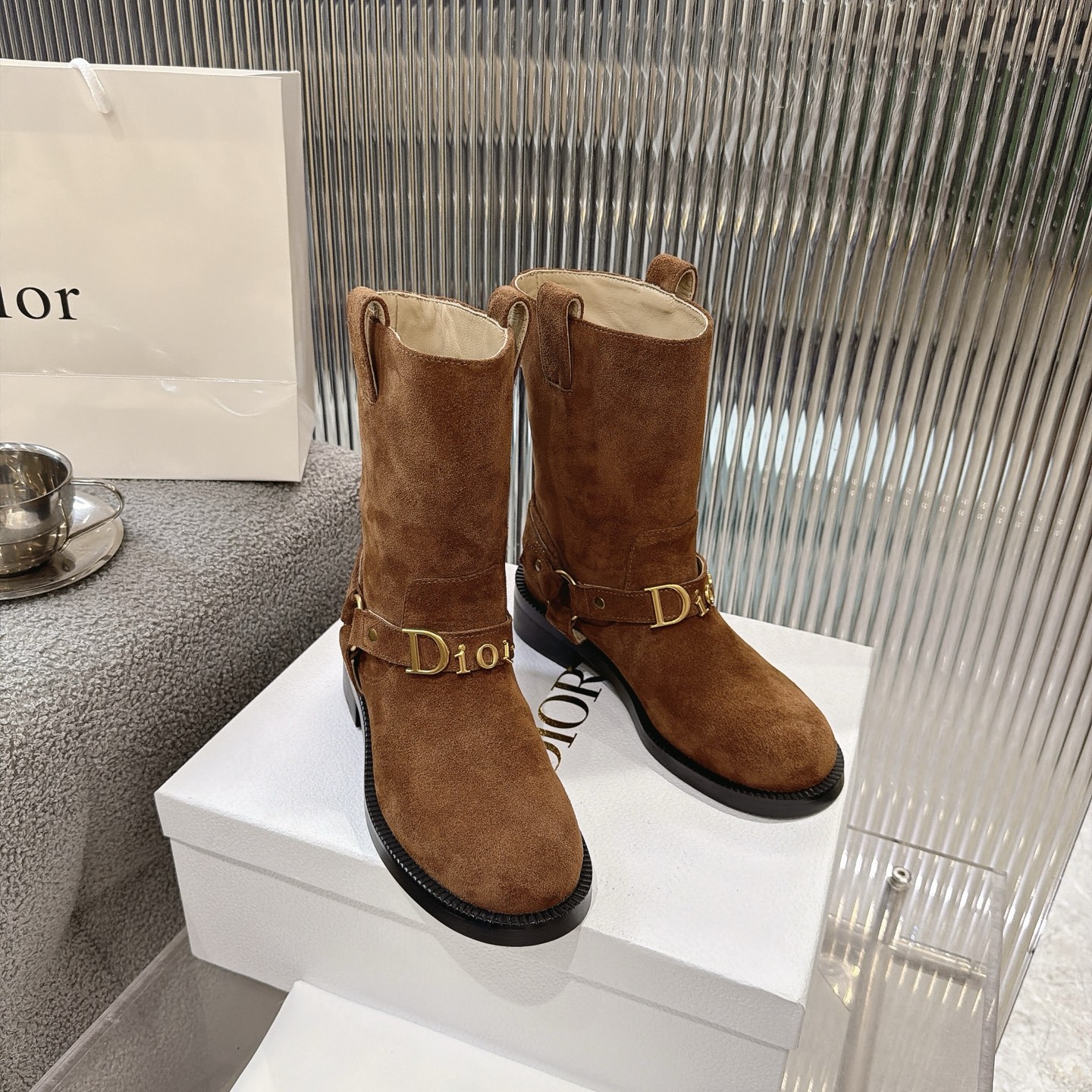 NO:927328,Dior 26 new autumn and winter metal letter tube boots. Dior Dior tube boots, this winter I am locked in this pair of boots. This year's C-position boots must be these Dior letter boots!  The upper foot has a high-end luxury aura, which makes the legs straight and long, and even a small person can easily control it~ Whether it is for daily outings, dating or commuting, it can make the style high-end and fashionable in one second. The classic black color is versatile and not picky. Imported cowhide leather surface, padding sheepskin inside. Original rubber non-slip outsole. Unique. Full of details. Fine workmanship. Worth owning. Equipped with original packaging at the counter.  SIZE35--40 (41 can be customized), boots, dior, dior, boots, cowhide, sheepskin19860909Dior 26秋冬新品金属字母筒靴. Dior迪奥筒靴,这个冬天我被这双靴子锁死了 今年的C位战靴,必须是这双Dior字母靴！ 上脚自带高奢气场,把腿型修饰得又直又长,小个子也能轻松驾驭～ 不管是日常出街、约会还是通勤,都能一秒让造型变得高级又时髦 经典黑色百搭不挑人 进口牛皮面,内里垫脚羊皮. 原版橡胶防滑大底. 别出心裁.细节满满.做工精细.值得拥有 配置专柜原版包装. SIZE35--40（41可订做）,靴子,dior,dior,boots,cowhide,sheepskin,Women's Shoes