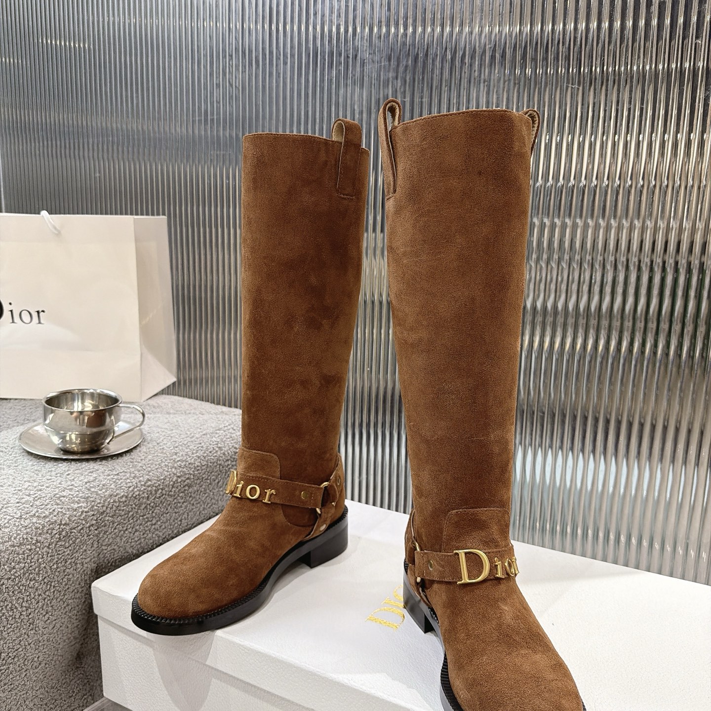 NO:901831,Dior 26 new autumn and winter metal letter tube boots. Dior Dior tube boots, I am obsessed with these boots this winter. This year's C-position boots must be these Dior letter boots!  The upper foot has a high-end luxury aura, which makes the legs straight and long, and even a small person can easily control it~ Whether it is for daily outings, dating or commuting, it can make the look high-end and fashionable in one second. The classic black is versatile and not picky. High silk smooth leather surface, sheepskin lining. Original rubber non-slip outsole. Unique. Full of details. Fine workmanship. Worth owning. Equipped with original packaging at the counter.  SIZE35--40 (41 can be customized), boots, dior, dior, boots, sheepskin19860909Dior 26秋冬新品金属字母筒靴. Dior迪奥筒靴,这个冬天我被这双靴子锁死了 今年的C位战靴,必须是这双Dior字母靴！ 上脚自带高奢气场,把腿型修饰得又直又长,小个子也能轻松驾驭～ 不管是日常出街、约会还是通勤,都能一秒让造型变得高级又时髦 经典黑色百搭不挑人 高丝光皮面,内里垫脚羊皮. 原版橡胶防滑大底. 别出心裁.细节满满.做工精细.值得拥有 配置专柜原版包装. SIZE35--40（41可订做）,靴子,dior,dior,boots,sheepskin,Women's Shoes