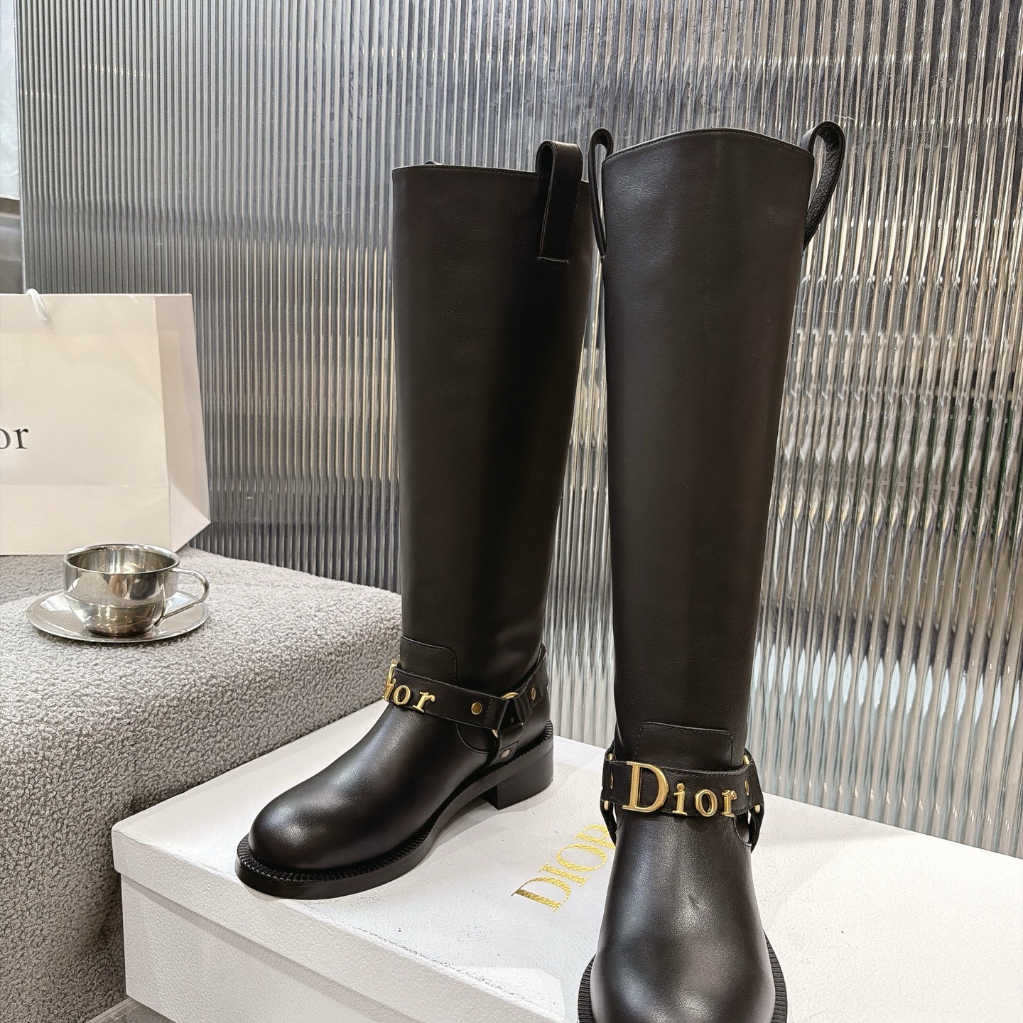NO:901845,Dior 26 new autumn and winter metal letter tube boots. Dior Dior tube boots, I am obsessed with these boots this winter. This year's C-position boots must be these Dior letter boots!  The upper foot has a high-end luxury aura, which makes the legs straight and long, and even a small person can easily control it~ Whether it is for daily outings, dating or commuting, it can make the style high-end and fashionable in one second. The classic black color is versatile and not picky. Imported cowhide leather surface, padding sheepskin inside. Original rubber non-slip outsole. Unique. Full of details. Fine workmanship. Worth owning. Equipped with original packaging at the counter.  SIZE35--40 (41 can be customized), boots, dior, dior, boots, cowhide, sheepskin19860909Dior 26秋冬新品金属字母筒靴. Dior迪奥筒靴,这个冬天我被这双靴子锁死了 今年的C位战靴,必须是这双Dior字母靴！ 上脚自带高奢气场,把腿型修饰得又直又长,小个子也能轻松驾驭～ 不管是日常出街、约会还是通勤,都能一秒让造型变得高级又时髦 经典黑色百搭不挑人 进口牛皮面,内里垫脚羊皮. 原版橡胶防滑大底. 别出心裁.细节满满.做工精细.值得拥有 配置专柜原版包装. SIZE35--40（41可订做）,靴子,dior,dior,boots,cowhide,sheepskin,Women's Shoes