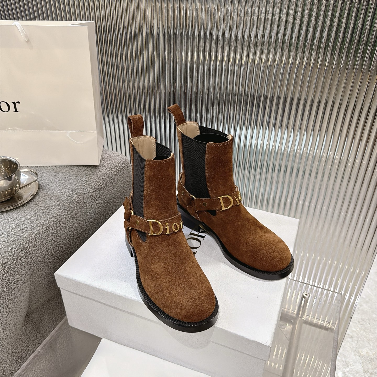 NO:901855,Dior 26 new autumn and winter metal letter tube boots. Dior Dior tube boots, I am obsessed with these boots this winter. This year's C-position boots must be these Dior letter boots!  The upper foot has a high-end luxury aura, which makes the legs straight and long, and even a small person can easily control it~ Whether it is for daily outings, dating or commuting, it can make the look high-end and fashionable in one second. The classic black is versatile and not picky. High silk smooth leather surface, sheepskin lining. Original rubber non-slip outsole. Unique. Full of details. Fine workmanship. Worth owning. Equipped with original packaging at the counter.  SIZE35--40 (41 can be customized), boots, dior, dior, boots, sheepskin19860909Dior 26秋冬新品金属字母筒靴. Dior迪奥筒靴,这个冬天我被这双靴子锁死了 今年的C位战靴,必须是这双Dior字母靴！ 上脚自带高奢气场,把腿型修饰得又直又长,小个子也能轻松驾驭～ 不管是日常出街、约会还是通勤,都能一秒让造型变得高级又时髦 经典黑色百搭不挑人 高丝光皮面,内里垫脚羊皮. 原版橡胶防滑大底. 别出心裁.细节满满.做工精细.值得拥有 配置专柜原版包装. SIZE35--40（41可订做）,靴子,dior,dior,boots,sheepskin,Women's Shoes