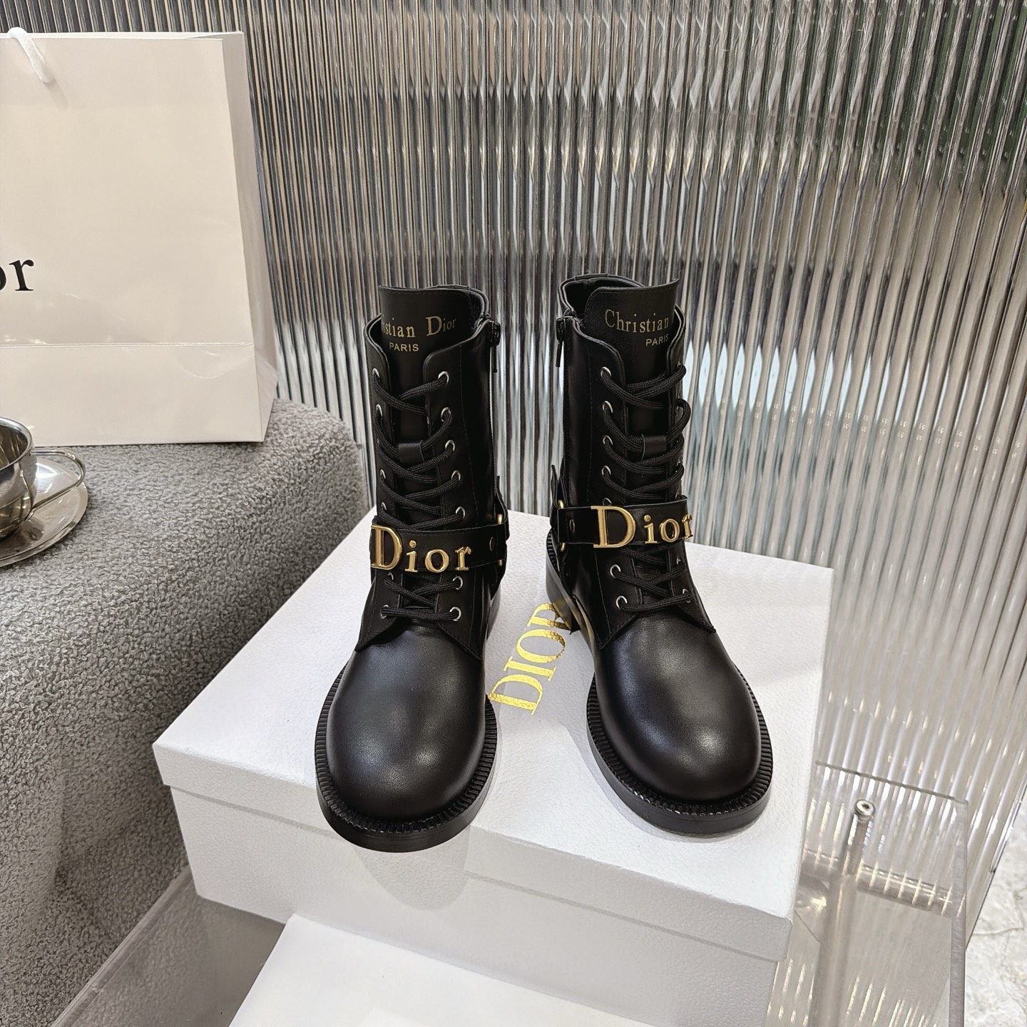 NO:901864,Dior 26 new autumn and winter metal letter tube boots. Dior Dior tube boots, I am obsessed with these boots this winter. This year's C-position boots must be these Dior letter boots!  The upper foot has a high-end luxury aura, which makes the legs straight and long, and even a small person can easily control it~ Whether it is for daily outings, dating or commuting, it can make the style high-end and fashionable in one second. The classic black color is versatile and not picky. Imported cowhide leather surface, padding sheepskin inside. Original rubber non-slip outsole. Unique. Full of details. Fine workmanship. Worth owning. Equipped with original packaging at the counter.  SIZE35--40 (41 can be customized), boots, dior, dior, boots, cowhide, sheepskin19860909Dior 26秋冬新品金属字母筒靴. Dior迪奥筒靴,这个冬天我被这双靴子锁死了 今年的C位战靴,必须是这双Dior字母靴！ 上脚自带高奢气场,把腿型修饰得又直又长,小个子也能轻松驾驭～ 不管是日常出街、约会还是通勤,都能一秒让造型变得高级又时髦 经典黑色百搭不挑人 进口牛皮面,内里垫脚羊皮. 原版橡胶防滑大底. 别出心裁.细节满满.做工精细.值得拥有 配置专柜原版包装. SIZE35--40（41可订做）,靴子,dior,dior,boots,cowhide,sheepskin,Women's Shoes