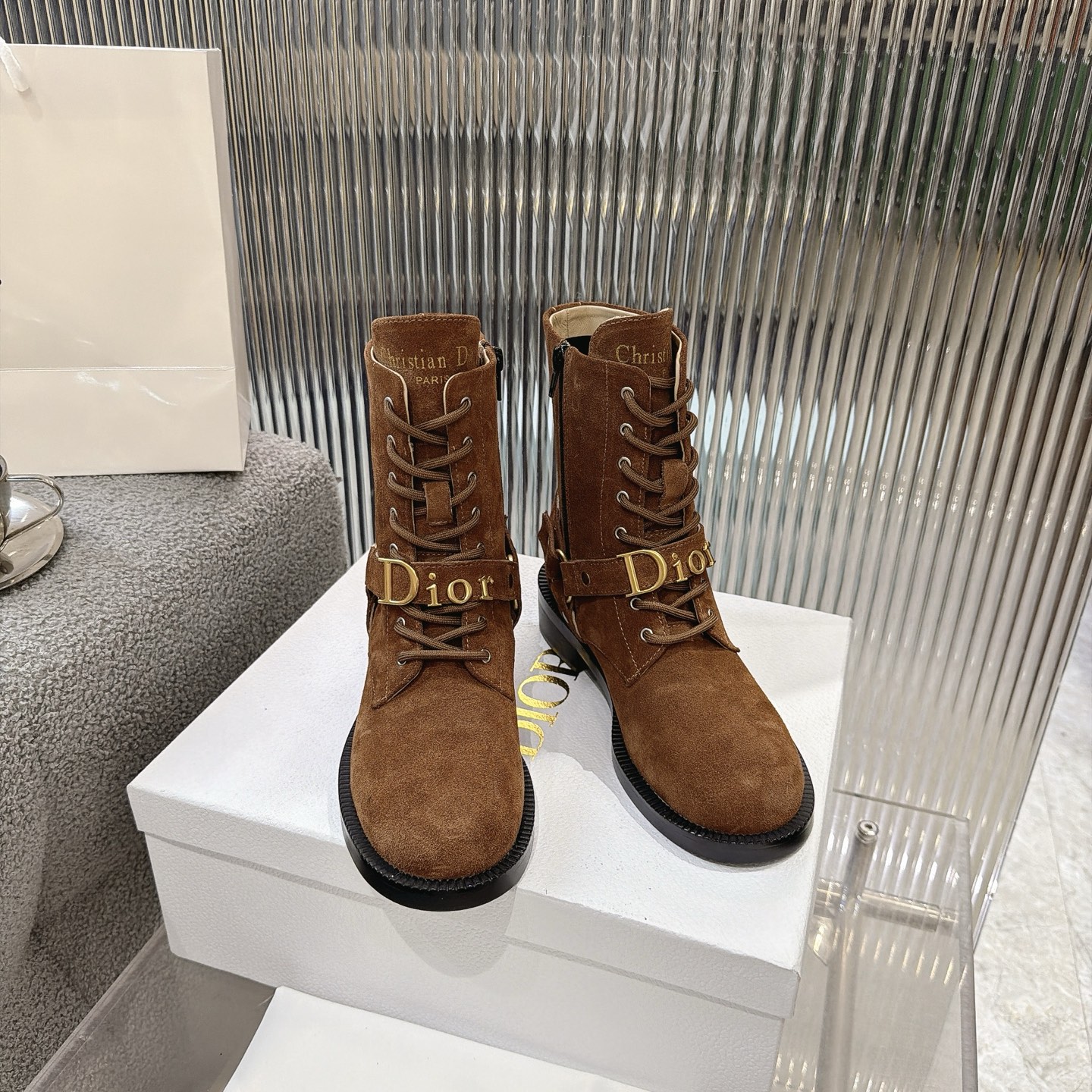 NO:927336,Dior 26 new autumn and winter metal letter tube boots. Dior Dior tube boots, this winter I am locked in this pair of boots. This year's C-position boots must be these Dior letter boots!  The upper foot has a high-end luxury aura, which makes the legs straight and long, and even a small person can easily control it~ Whether it is for daily outings, dating or commuting, it can make the style high-end and fashionable in one second. The classic black color is versatile and not picky. Imported cowhide leather surface, padding sheepskin inside. Original rubber non-slip outsole. Unique. Full of details. Fine workmanship. Worth owning. Equipped with original packaging at the counter.  SIZE35--40 (41 can be customized), boots, dior, dior, boots, cowhide, sheepskin19860909Dior 26秋冬新品金属字母筒靴. Dior迪奥筒靴,这个冬天我被这双靴子锁死了 今年的C位战靴,必须是这双Dior字母靴！ 上脚自带高奢气场,把腿型修饰得又直又长,小个子也能轻松驾驭～ 不管是日常出街、约会还是通勤,都能一秒让造型变得高级又时髦 经典黑色百搭不挑人 进口牛皮面,内里垫脚羊皮. 原版橡胶防滑大底. 别出心裁.细节满满.做工精细.值得拥有 配置专柜原版包装. SIZE35--40（41可订做）,靴子,dior,dior,boots,cowhide,sheepskin,Women's Shoes