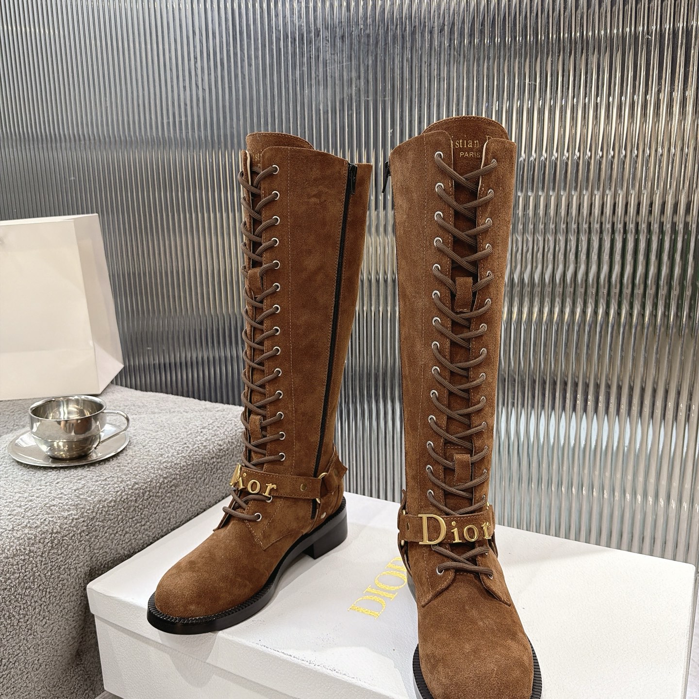 NO:901873,Dior 26 new autumn and winter metal letter tube boots. Dior Dior tube boots, I am obsessed with these boots this winter. This year's C-position boots must be these Dior letter boots!  The upper foot has a high-end luxury aura, which makes the legs straight and long, and even a small person can easily control it~ Whether it is for daily outings, dating or commuting, it can make the look high-end and fashionable in one second. The classic black is versatile and not picky. High silk smooth leather surface, sheepskin lining. Original rubber non-slip outsole. Unique. Full of details. Fine workmanship. Worth owning. Equipped with original packaging at the counter.  SIZE35--40 (41 can be customized), boots, dior, dior, boots, sheepskin19860909Dior 26秋冬新品金属字母筒靴. Dior迪奥筒靴,这个冬天我被这双靴子锁死了 今年的C位战靴,必须是这双Dior字母靴！ 上脚自带高奢气场,把腿型修饰得又直又长,小个子也能轻松驾驭～ 不管是日常出街、约会还是通勤,都能一秒让造型变得高级又时髦 经典黑色百搭不挑人 高丝光皮面,内里垫脚羊皮. 原版橡胶防滑大底. 别出心裁.细节满满.做工精细.值得拥有 配置专柜原版包装. SIZE35--40（41可订做）,靴子,dior,dior,boots,sheepskin,Women's Shoes