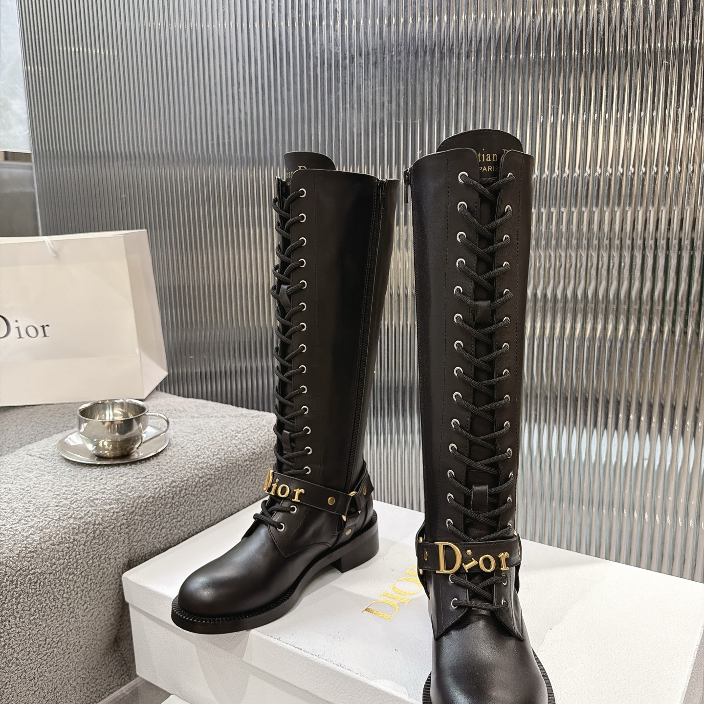 NO:901881,Dior 26 new autumn and winter metal letter tube boots. Dior Dior tube boots, I am obsessed with these boots this winter. This year's C-position boots must be these Dior letter boots!  The upper foot has a high-end luxury aura, which makes the legs straight and long, and even a small person can easily control it~ Whether it is for daily outings, dating or commuting, it can make the style high-end and fashionable in one second. The classic black color is versatile and not picky. Imported cowhide leather surface, padding sheepskin inside. Original rubber non-slip outsole. Unique. Full of details. Fine workmanship. Worth owning. Equipped with original packaging at the counter.  SIZE35--40 (41 can be customized), boots, dior, dior, boots, cowhide, sheepskin19860909Dior 26秋冬新品金属字母筒靴. Dior迪奥筒靴,这个冬天我被这双靴子锁死了 今年的C位战靴,必须是这双Dior字母靴！ 上脚自带高奢气场,把腿型修饰得又直又长,小个子也能轻松驾驭～ 不管是日常出街、约会还是通勤,都能一秒让造型变得高级又时髦 经典黑色百搭不挑人 进口牛皮面,内里垫脚羊皮. 原版橡胶防滑大底. 别出心裁.细节满满.做工精细.值得拥有 配置专柜原版包装. SIZE35--40（41可订做）,靴子,dior,dior,boots,cowhide,sheepskin,Women's Shoes