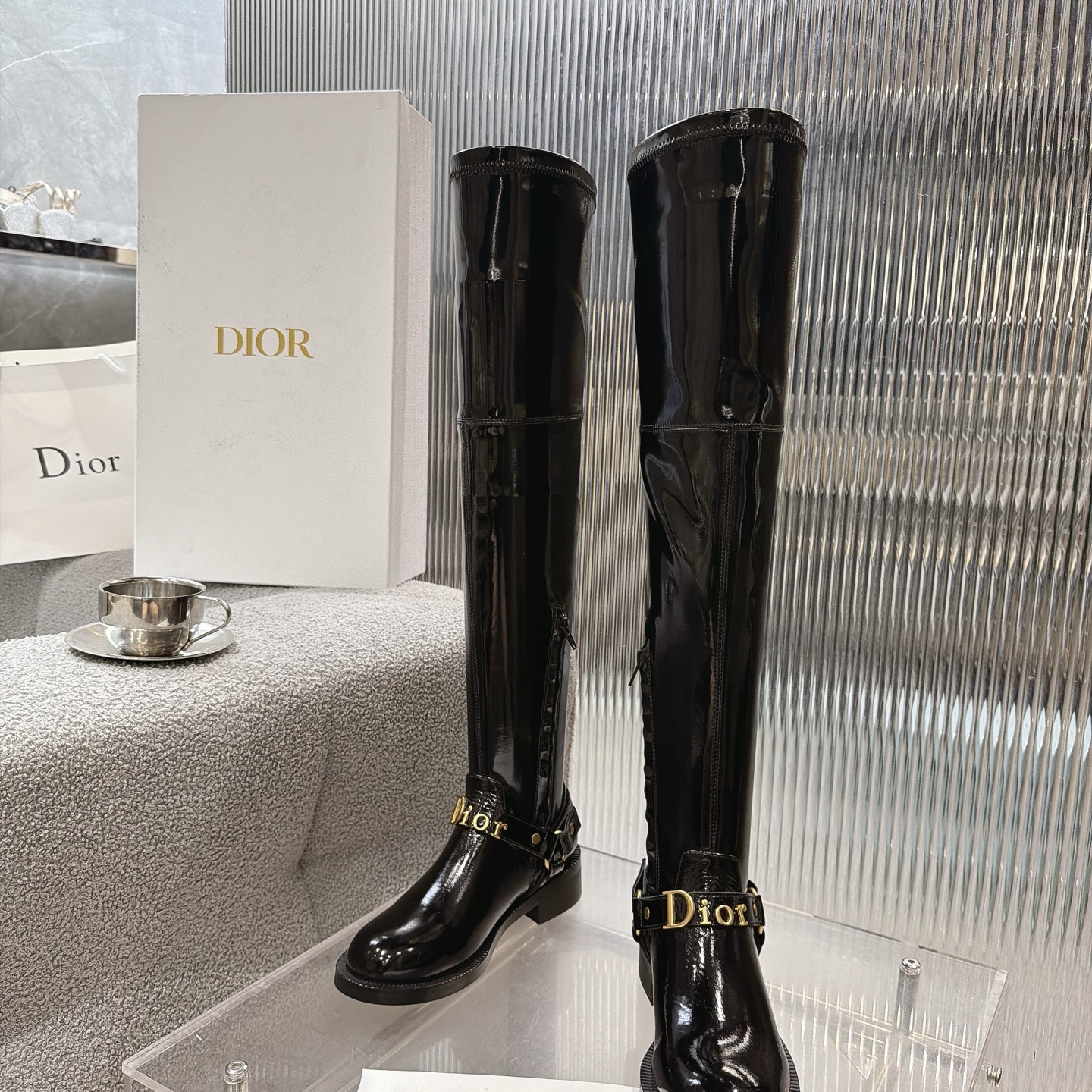 NO:901892,Dior 26 new autumn and winter metal letter tube boots. Dior Dior tube boots, I am obsessed with these boots this winter. This year's C-position boots must be these Dior letter boots!  The upper foot has a high-end luxury aura, and the elastic boot shaft perfectly wraps the calf, making the leg shape straight and long, and even a small person can easily control it ~ Whether it is for daily outings, dating or commuting, it can make the style high-end and fashionable in one second. The classic black is versatile and not picky. High-satin leather surface, sheepskin lining. Original rubber non-slip outsole. Unique. Full of details. Fine workmanship. Worth owning. Equipped with original packaging from the counter.  SIZE35--40 (41 can be customized), boots, dior, dior, boots, sheepskin19860909Dior 26秋冬新品金属字母筒靴. Dior迪奥筒靴,这个冬天我被这双靴子锁死了 今年的C位战靴,必须是这双Dior字母靴！ 上脚自带高奢气场,弹力靴筒完美包裹小腿,把腿型修饰得又直又长,小个子也能轻松驾驭～ 不管是日常出街、约会还是通勤,都能一秒让造型变得高级又时髦 经典黑色百搭不挑人 高丝光皮面,内里垫脚羊皮. 原版橡胶防滑大底. 别出心裁.细节满满.做工精细.值得拥有 配置专柜原版包装. SIZE35--40（41可订做）,靴子,dior,dior,boots,sheepskin,Women's Shoes