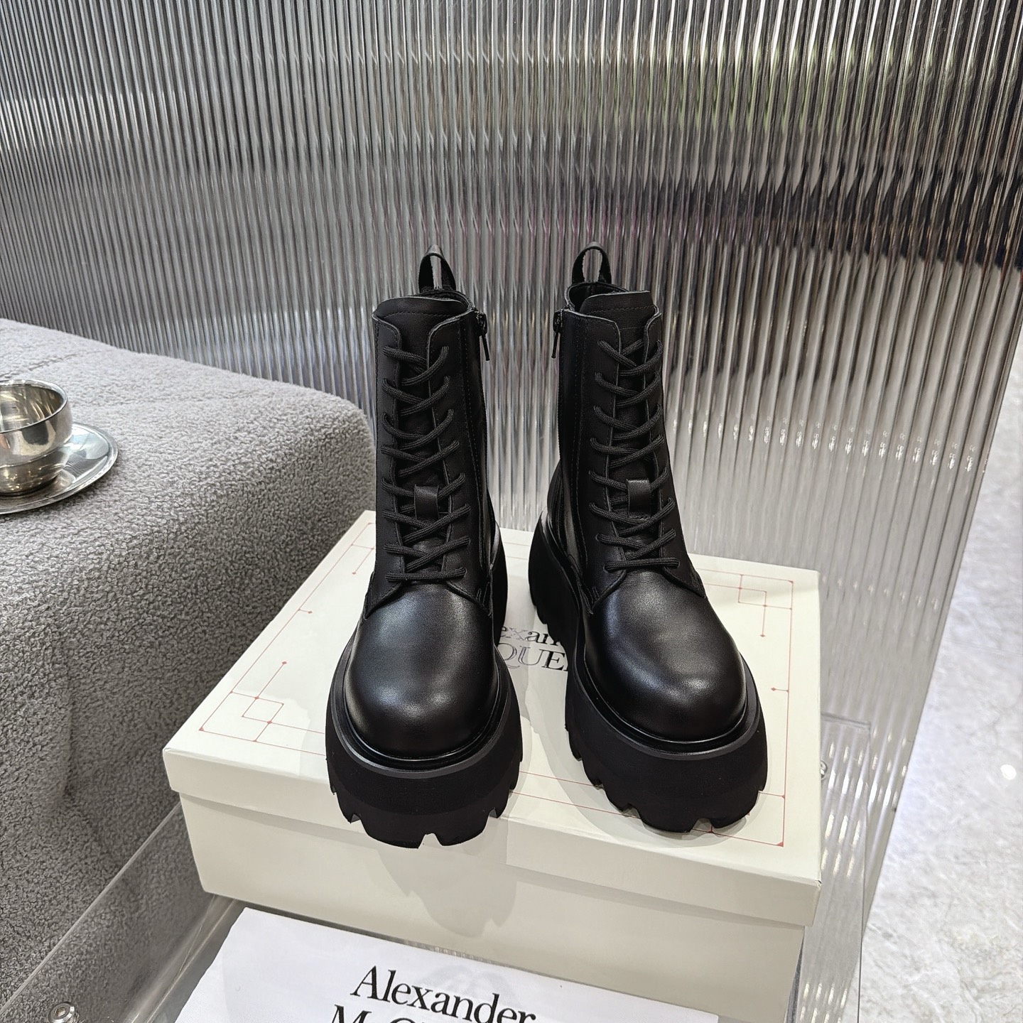NO:927346,McQueen's new 2026 minimalist leather-textured short boots, minimalist fried chicken, soft, comfortable, and fashionable low-heeled shoes are a must-have item that you must not miss. There is no complicated decoration and an excellent vintage feel. Pure and minimalist, neat and poetic. Versatile and not easy to clash with. The pointed toe design is super age-reducing. Secondly, on the basis of inheriting elegance, it is also younger and more fashionable, with bright colors and elegant line design to create fashionable charm!  Cowhide upper, sheepskin lining, foam outsole, size 35-40 (41 customized, non-returnable, boots, alexander mcqueen, boots, cowhide, sheepskin19860909麦昆新款2026极简皮质感短靴 极简主义炒鸡柔软舒适矮跟鞋时髦绝对不能错过的必入款,没有如何繁杂装饰质感极好的vintage感,纯粹和极简做得利落又诗意 百搭不易撞款 尖头设计超级减龄 其次在继承了优雅的基础上,也更加年轻时髦,以鲜艳的颜色和讲究的线条设计塑造时尚魅力！ 鞋面牛皮 内里羊皮 大底发泡大底 size35-40（41定制不退换,靴子,alexander mcqueen,boots,cowhide,sheepskin,Women's Shoes