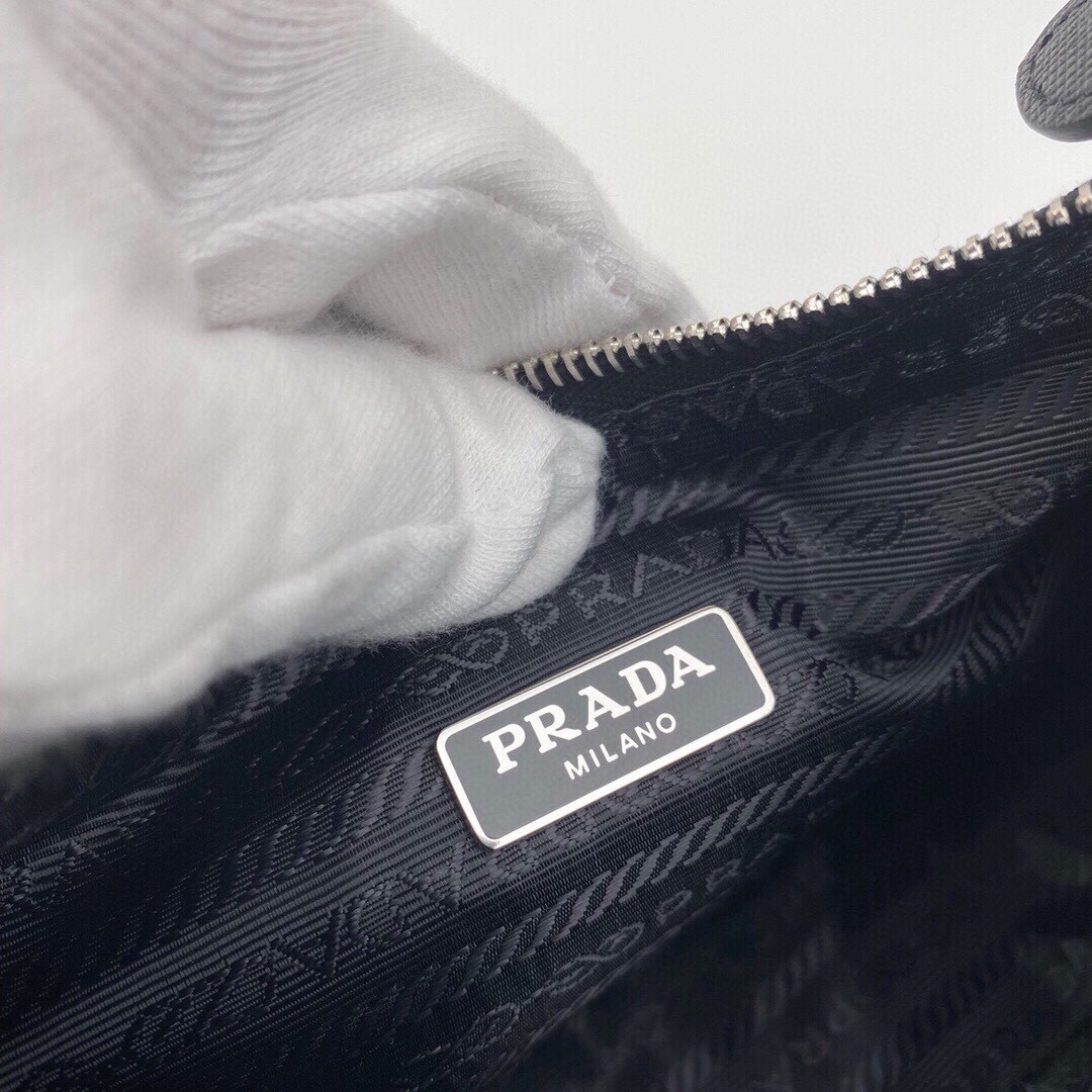 配盒子) Prada最新爆款皮肩带Hobo包女士尼龙单肩包,型号:1NE204,采用进口降落伞布料,手挽十字纹牛皮,轻便又实用的Hobo腋下包 8