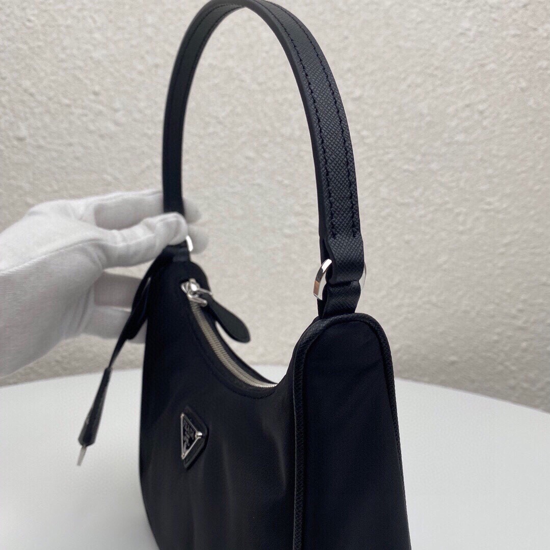 配盒子) Prada最新爆款皮肩带Hobo包女士尼龙单肩包,型号:1NE204,采用进口降落伞布料,手挽十字纹牛皮,轻便又实用的Hobo腋下包 6