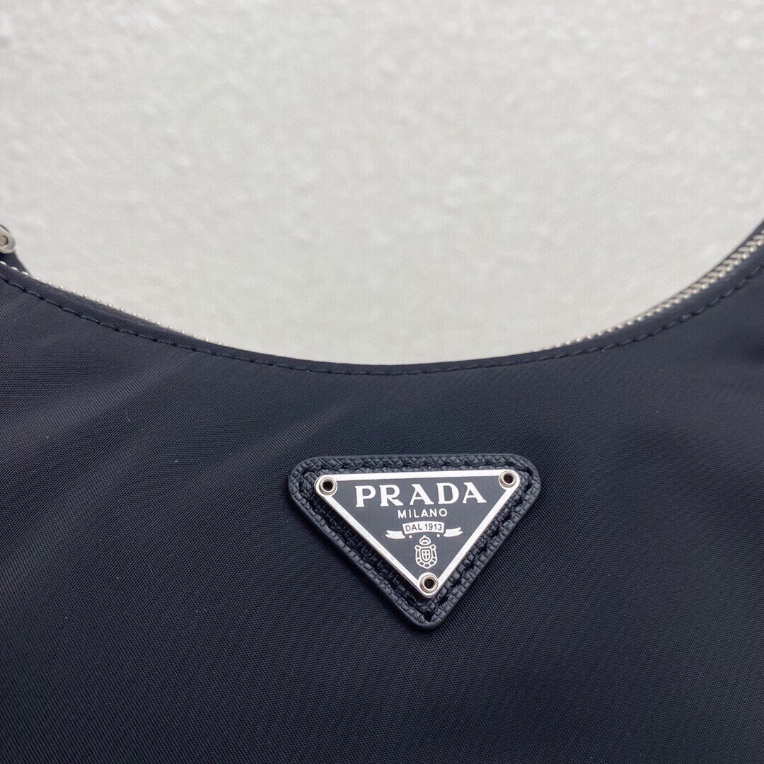 配盒子) Prada最新爆款皮肩带Hobo包女士尼龙单肩包,型号:1NE204,采用进口降落伞布料,手挽十字纹牛皮,轻便又实用的Hobo腋下包 3