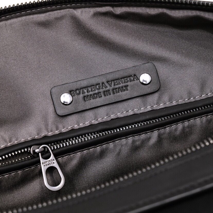 P【顶级 胎牛皮】bv-最新款男士旅行包😄品质 官网同步 采用顶级打腊胎牛皮 手感超赞 专柜五金 独特的设计风格 完美至极 细节做工精致 8