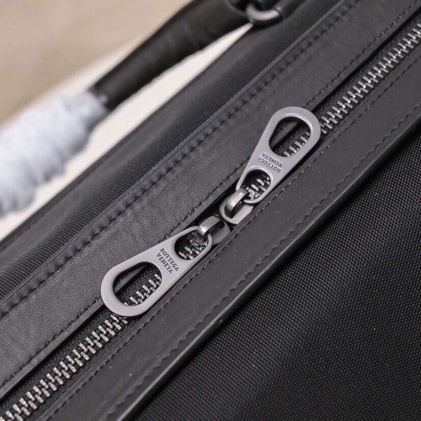P【顶级 胎牛皮】bv-最新款男士旅行包😄品质 官网同步 采用顶级打腊胎牛皮 手感超赞 专柜五金 独特的设计风格 完美至极 细节做工精致 5