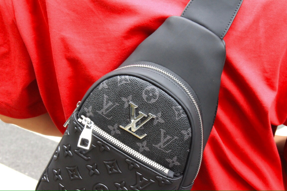 👉断货王👈【V中古款 胸包】本款采用 磨砂牛皮 ,释放英朗气度。帆布肩带及内衬为品牌经典注入可持续理念,拉链前袋和顶部小 👉断货王👈【V中古款 胸包】本款采用 磨砂牛皮 ,释放英朗气度。帆布肩带及内衬为品牌经典注入可持续理念,拉链前袋和顶部小