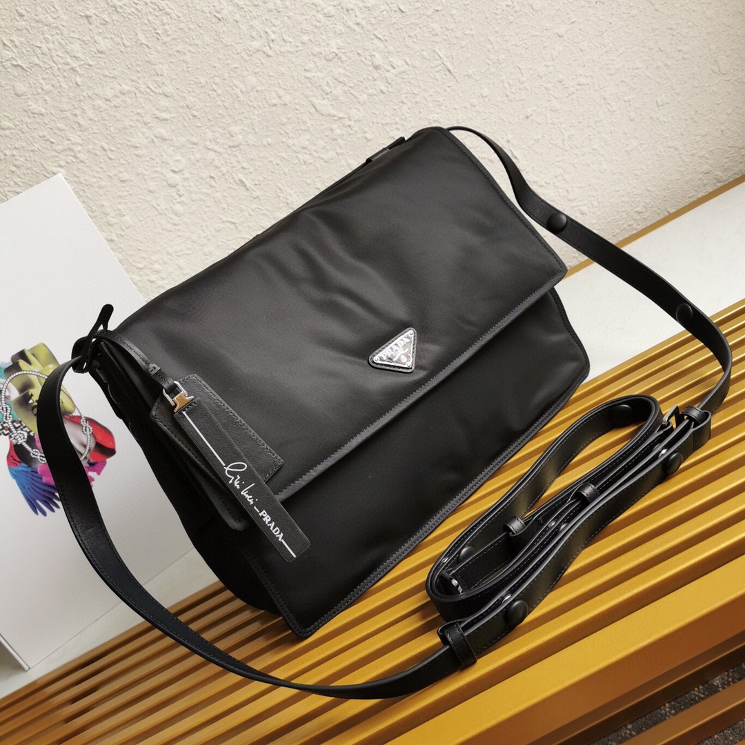 Alexander McQueen Classic Handcrafted Luxury Leather Shoulder Bag 2