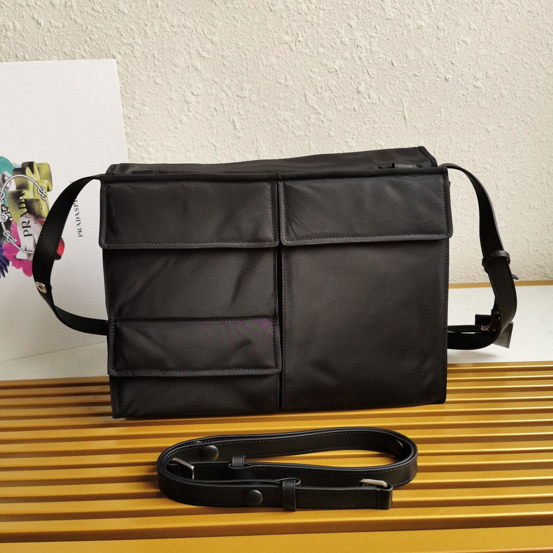 Alexander McQueen Classic Handcrafted Luxury Leather Shoulder Bag 4