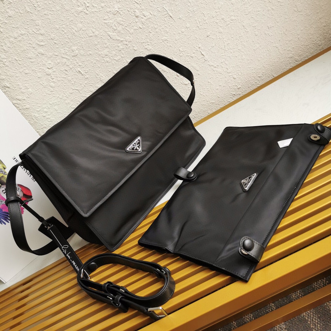 Alexander McQueen Classic Handcrafted Luxury Leather Shoulder Bag 5