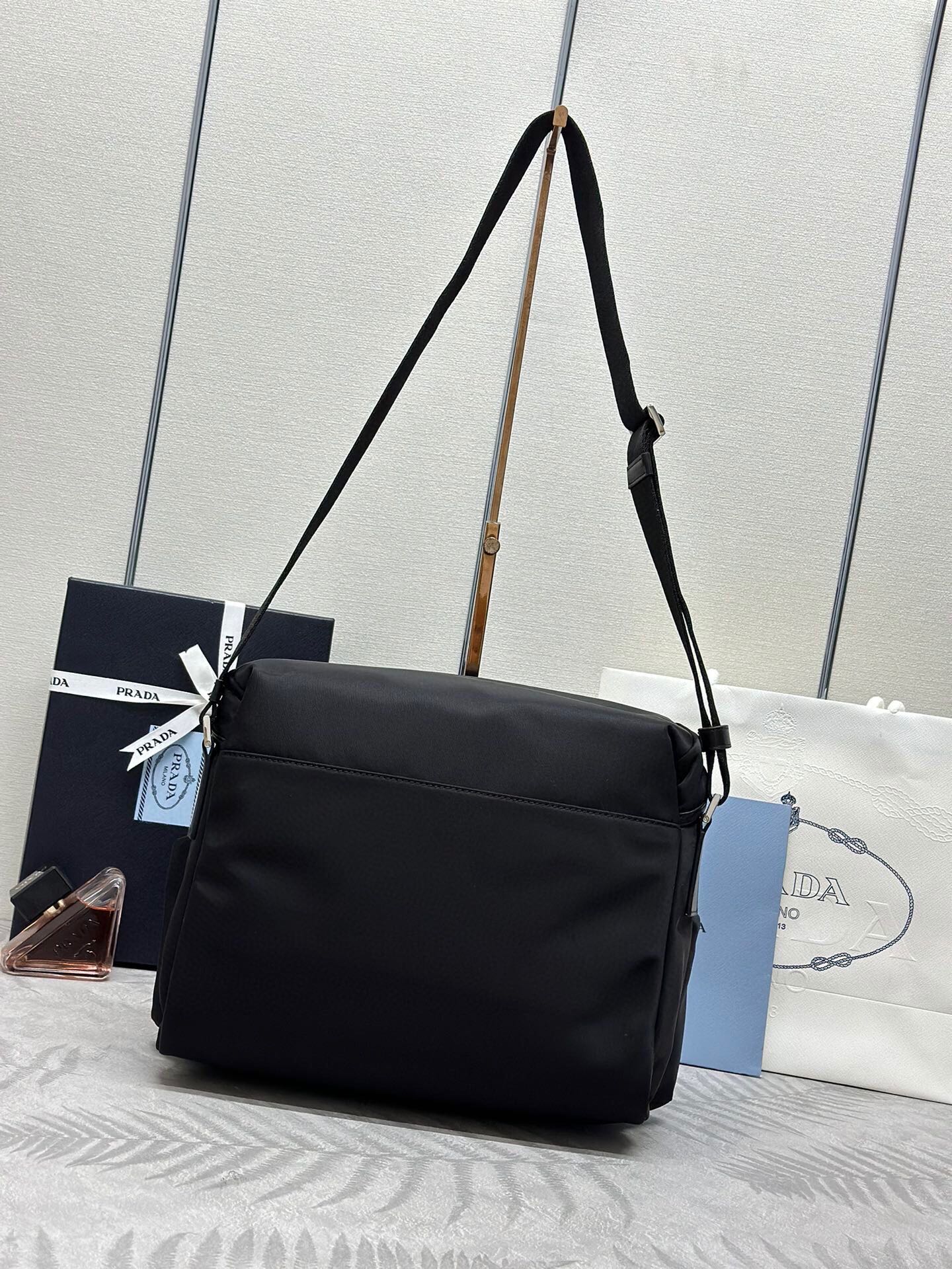 Jacquemus Classic Handcrafted Luxury Leather Shoulder Bag Ref.2F10DD40 2