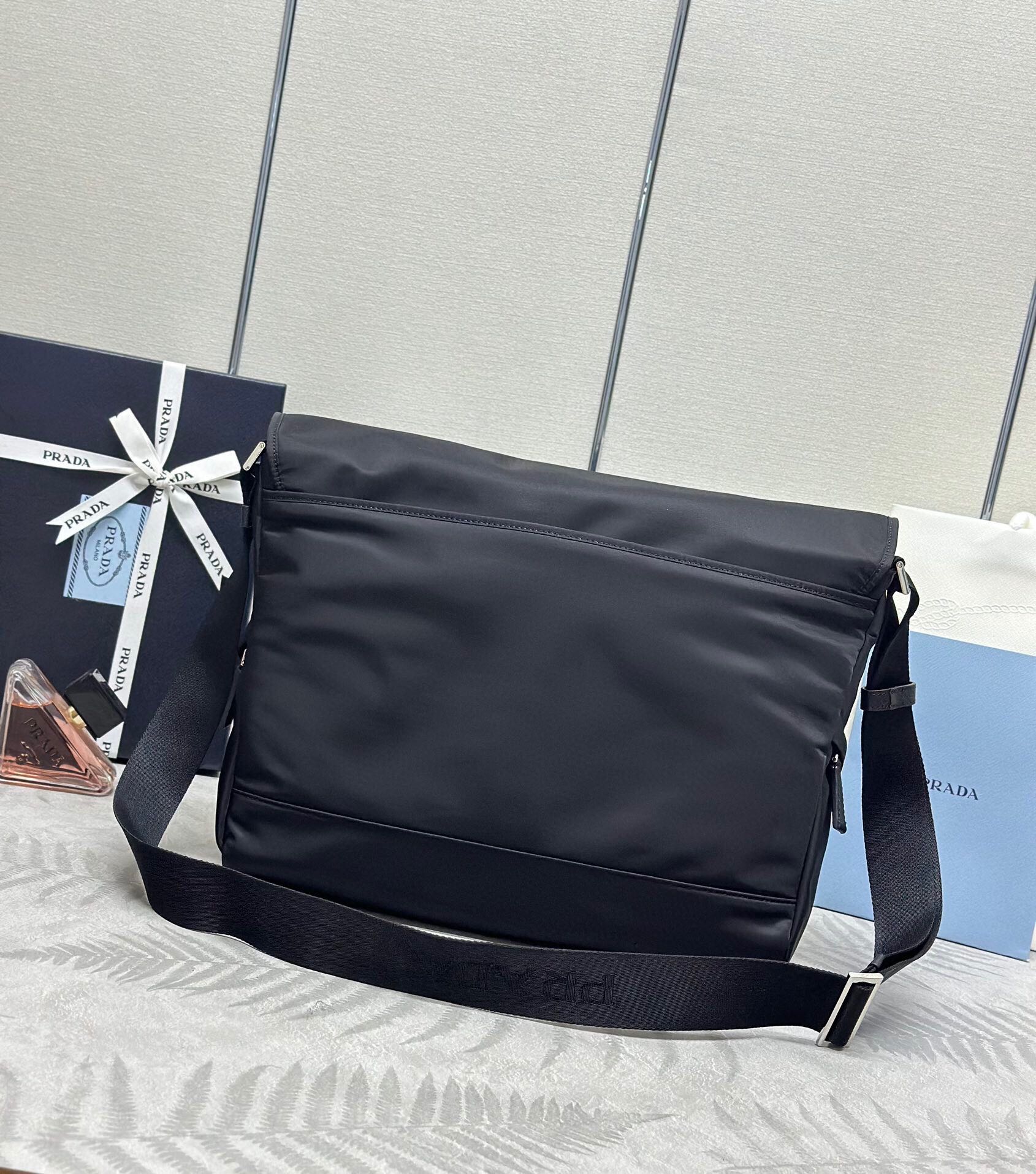 Valextra Classic Handcrafted Luxury Leather Shoulder Bag Ref.4DF79DFB 2
