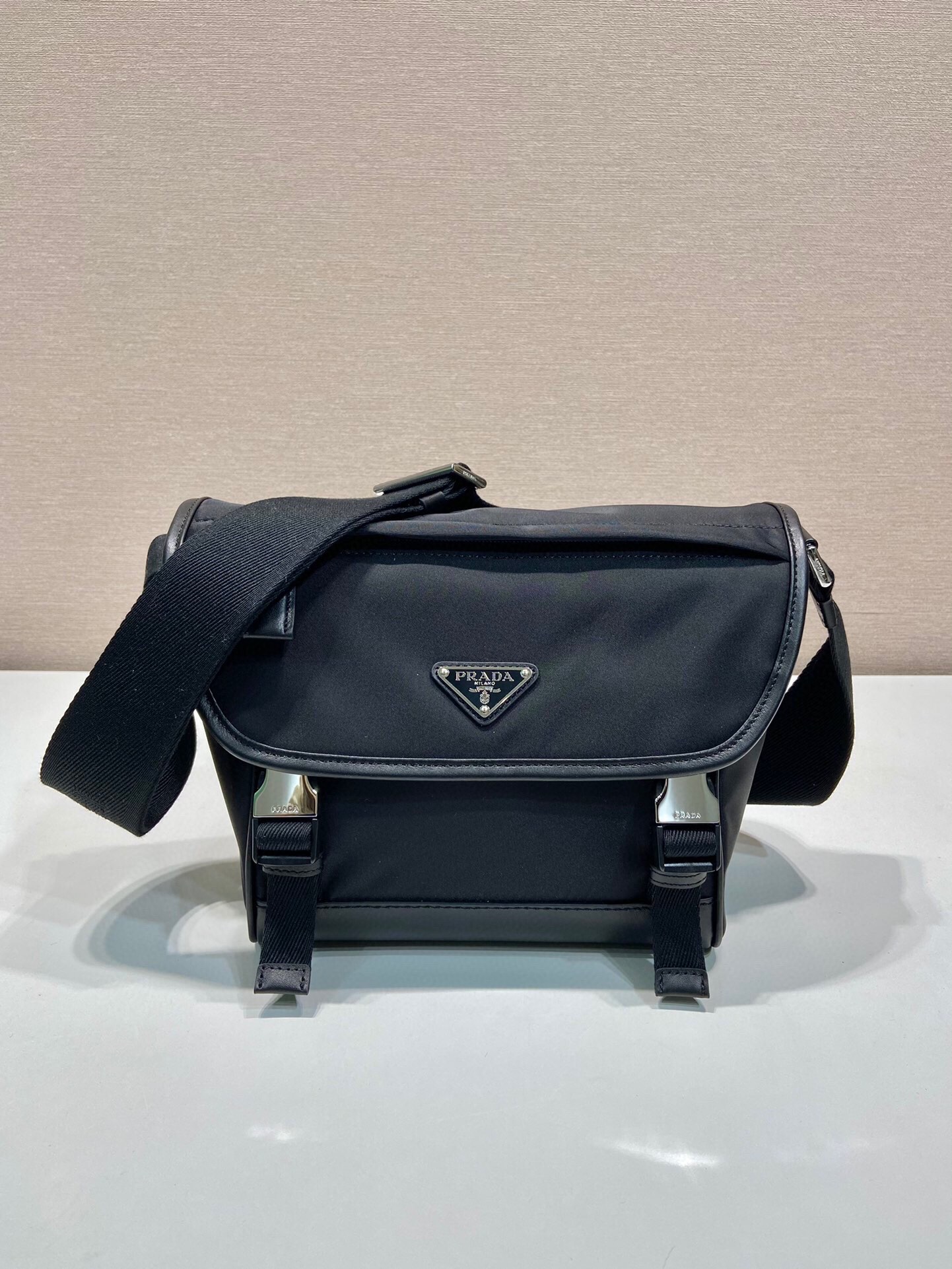 Prada Re-Nylon Postbode Tas met Leren Details - Modern en Tijdloos Design
