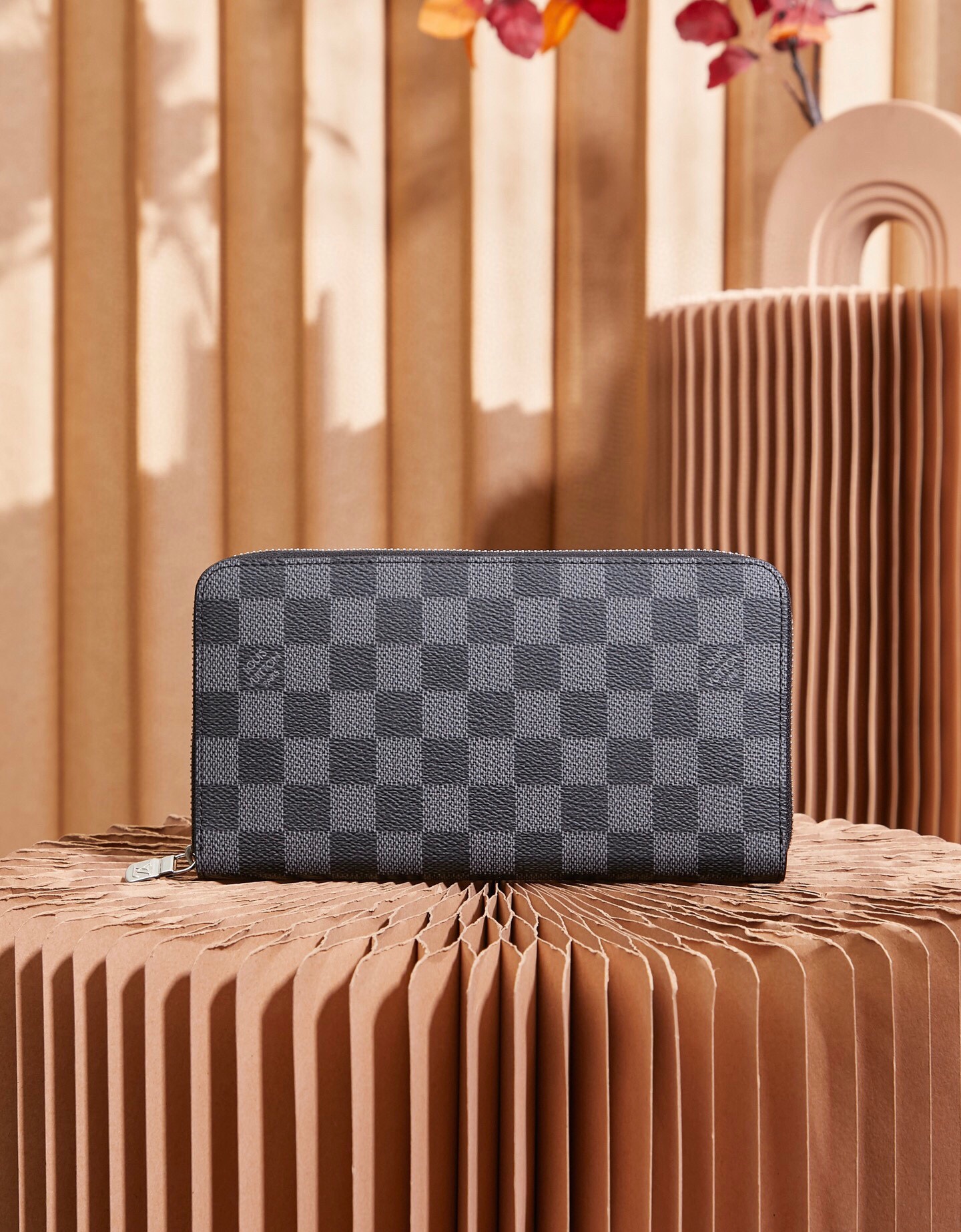原单 👉nfc动态芯片版👈【顶级原单 全钢五金】大号N60111黑格手拿钱包 ZI原单原单Y ORGANIZER 拉链钱夹 由经典Damier Ebene帆布裁制而成的Zi原单原单y Organizer拉链钱夹，极为紧致小巧的造型，兼具设计时尚感与实用功能性。环绕式拉链开合，汇集一系列实用功能元素，如多个信用卡插槽、62581拉链硬币隔层与大号机票口袋。21.0 x 12.0 cm (长 x 高).配礼盒