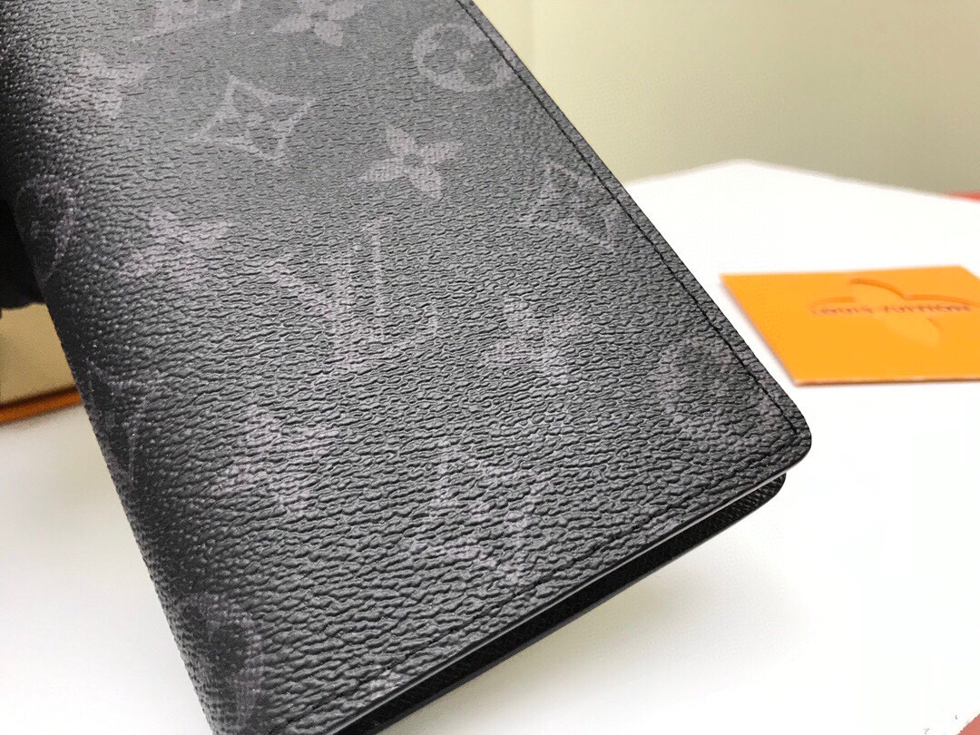 原单 👉nfc163C01动态芯片版👈【顶级免检 全钢五金】BRAZZA 钱夹
M61697 黑花 西装夹长夹 原厂海外特供 专货 这款Monogram帆布制作的Brazza钱包散发着势不可挡的阳刚之气。空间充足,功能齐全,可轻易地收纳入外套口袋。可以装零钱、信用卡和纸币 1个带撑板隔层、可存放纸币、1个大号拉链隔层、可存放硬币、贴袋设计可存放纸币和票据、1个身份证或名片插槽、16个信用卡槽,66540尺寸(长度x高x宽)10 X19 X2厘米配礼盒