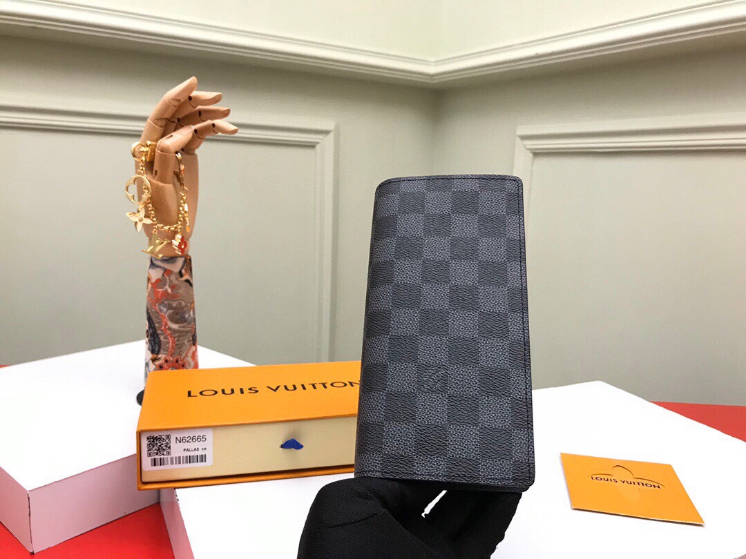 原单 👉nfc163C01动态芯片版👈【顶级免检 全钢五金】BRAZZA 钱夹 N62665 黑格 西装夹长夹 原厂海外特供 专货 这款Monogram帆布制作的Brazza钱包散发着势不可挡的阳刚之气。空间充足,功能齐全,可轻易地收纳入外套口袋。可以装零钱、信用卡和纸币 1个带撑板隔层、可存放纸币、1个大号拉链隔层、可存放硬币、贴袋设计可存放纸币和票据、1个身份证或名片插槽、16个信用卡槽,66540尺寸(长度x高x宽)10 X19 X2厘米配礼盒.